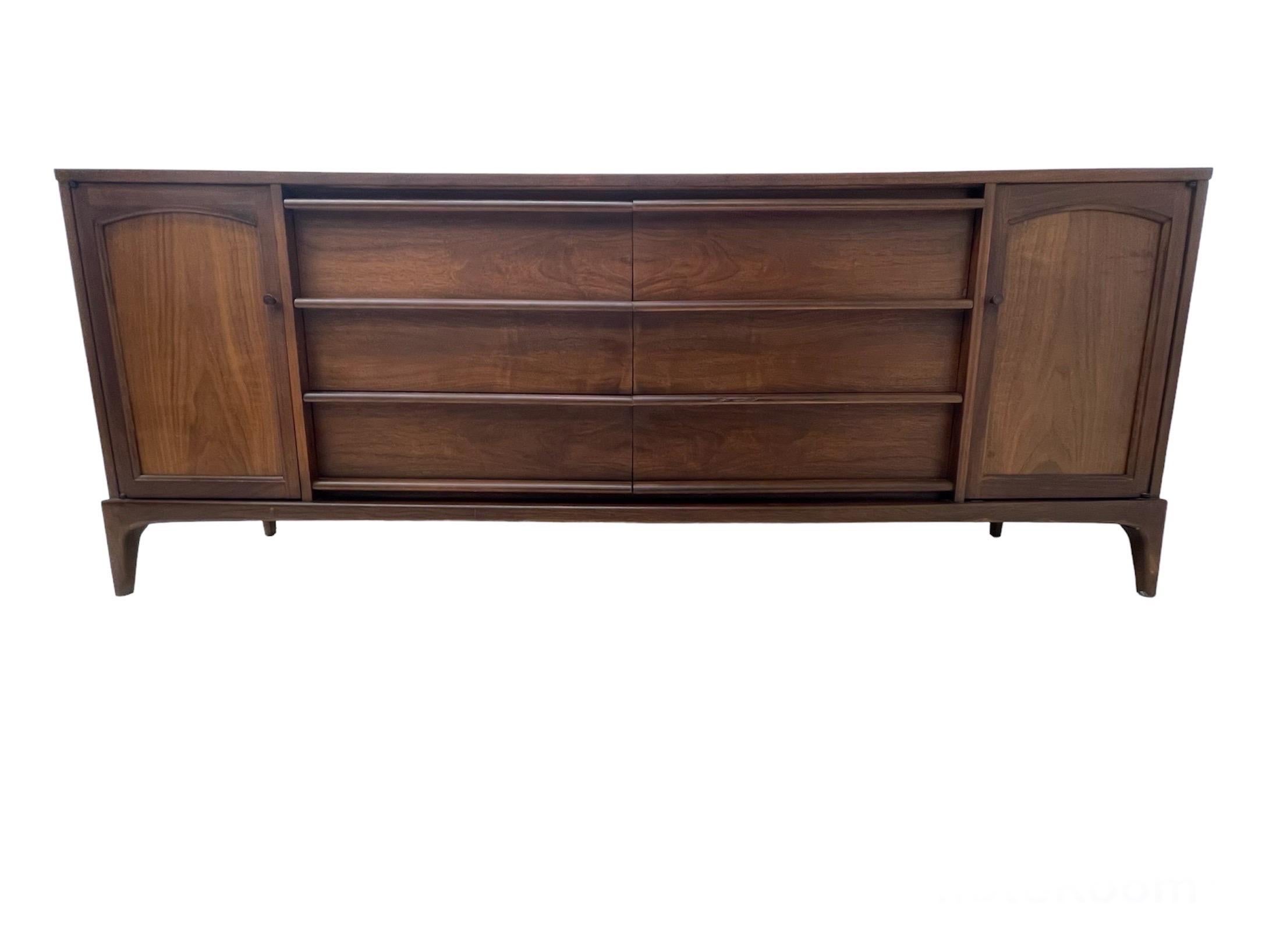 Vintage Mid-Century Modern Credenza cabinet Dovetail drawers. Interchangeable Cabinet Doors as Pictured
Dimensions. 80 W ; 18 1/2 D ; 31 H.