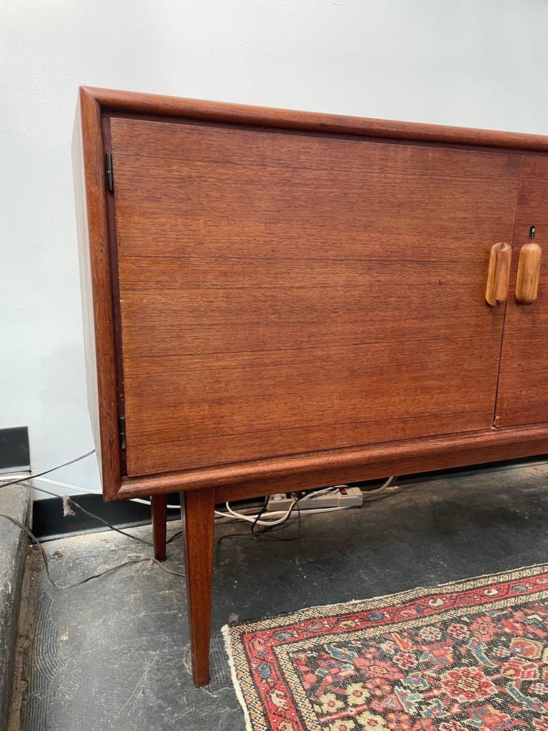 Vintage Mid-Century Modern Credenza  In Good Condition For Sale In Philadelphia, PA
