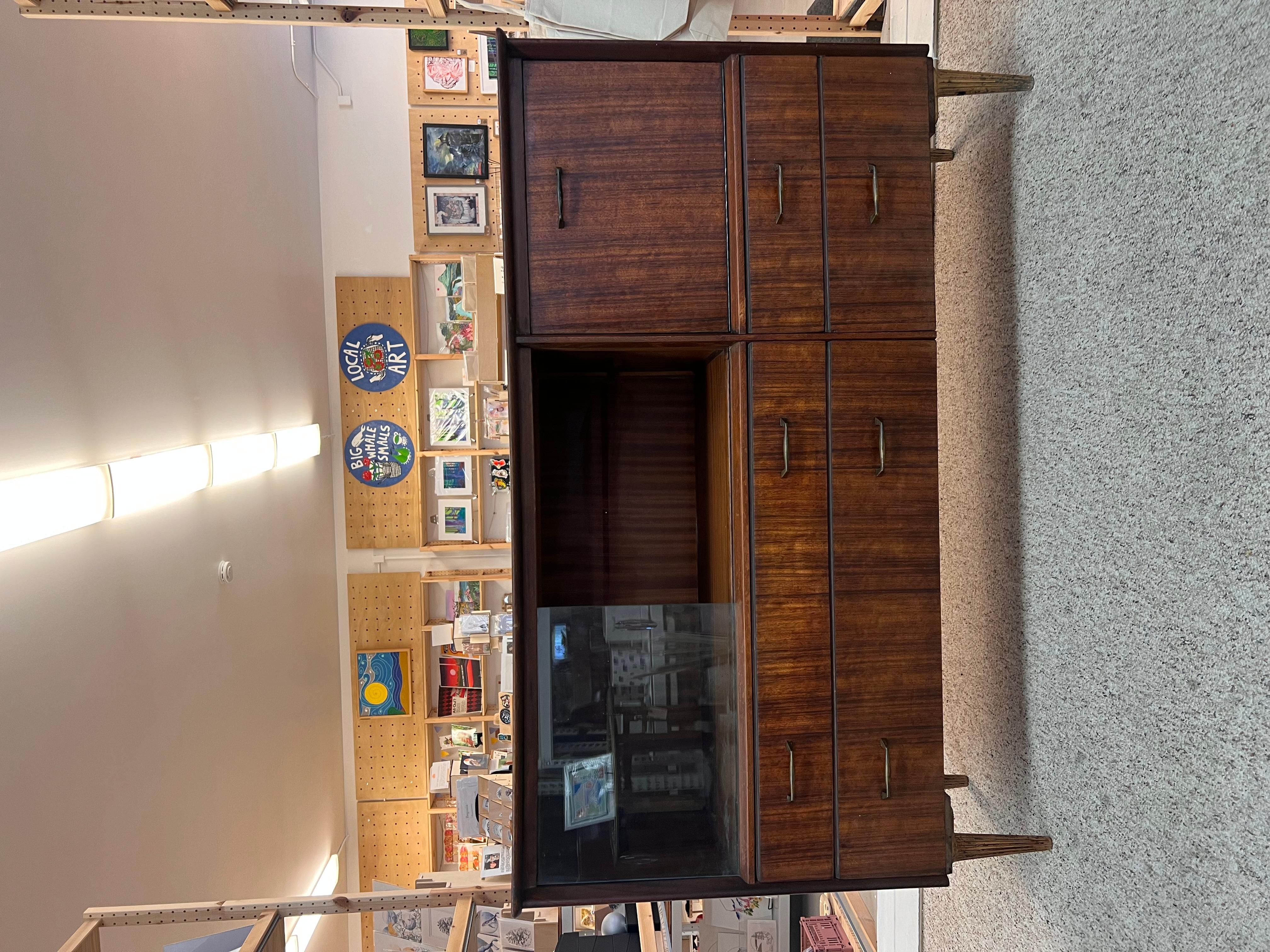 Es handelt sich um eine moderne Kredenz oder einen Barschrank aus der Mitte des Jahrhunderts von Harris Lebus, einem traditionsreichen britischen Möbelhersteller.

Dieses einzigartige Sideboard hat seine Wurzeln im dänischen Design und wurde mit