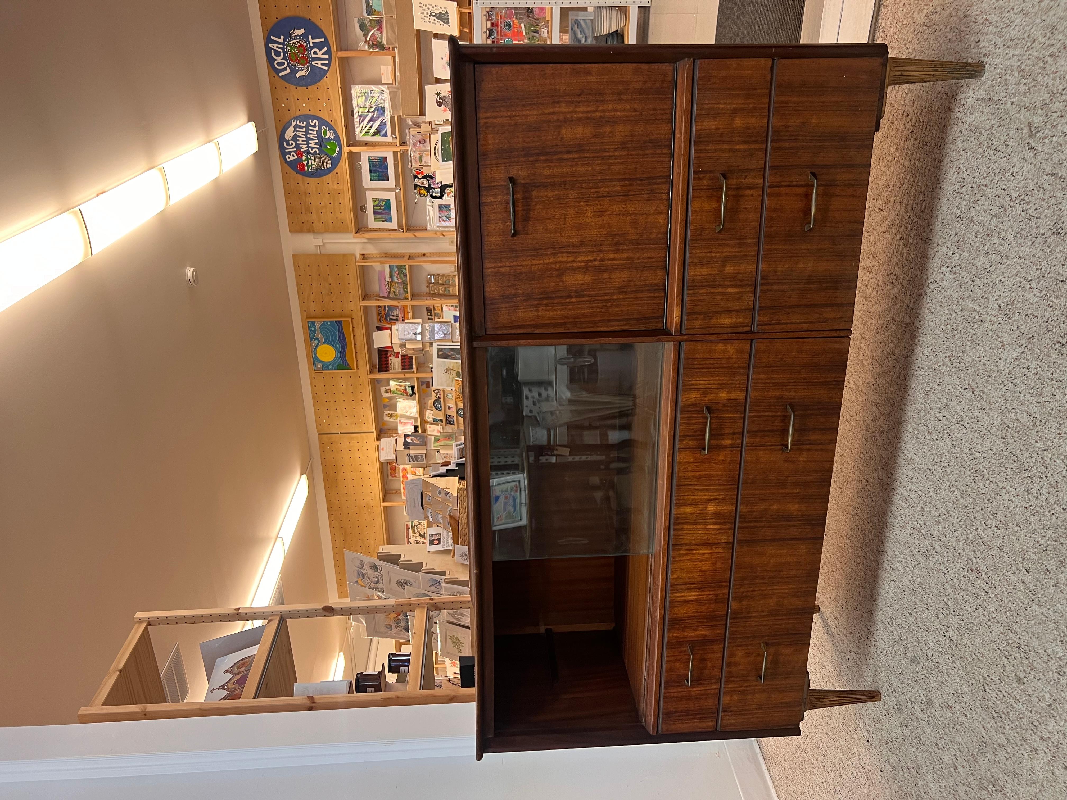 Vintage-Anrichte oder Barschrank, Mid-Century Modern, Nussbaum, getöntes Holz, UK Import. (Moderne der Mitte des Jahrhunderts) im Angebot