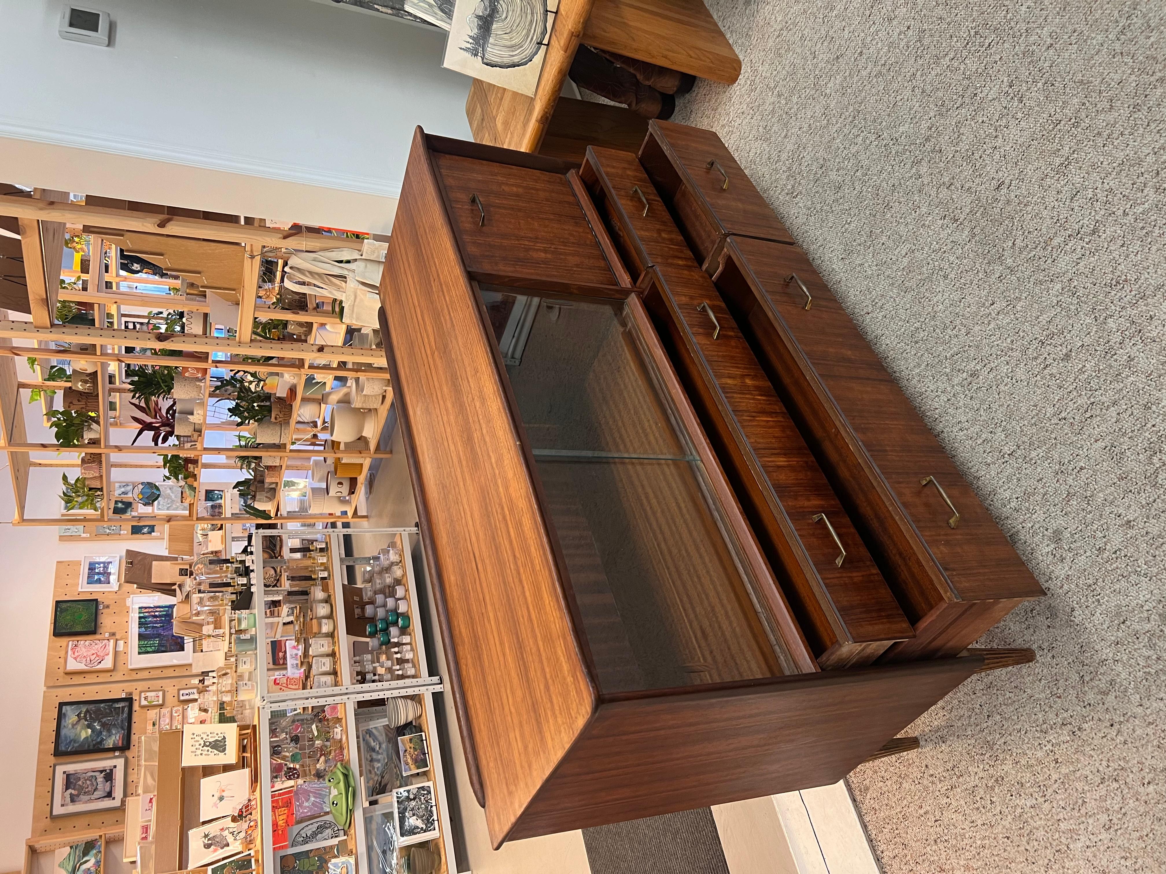 Vintage-Anrichte oder Barschrank, Mid-Century Modern, Nussbaum, getöntes Holz, UK Import. im Zustand „Gut“ im Angebot in Seattle, WA