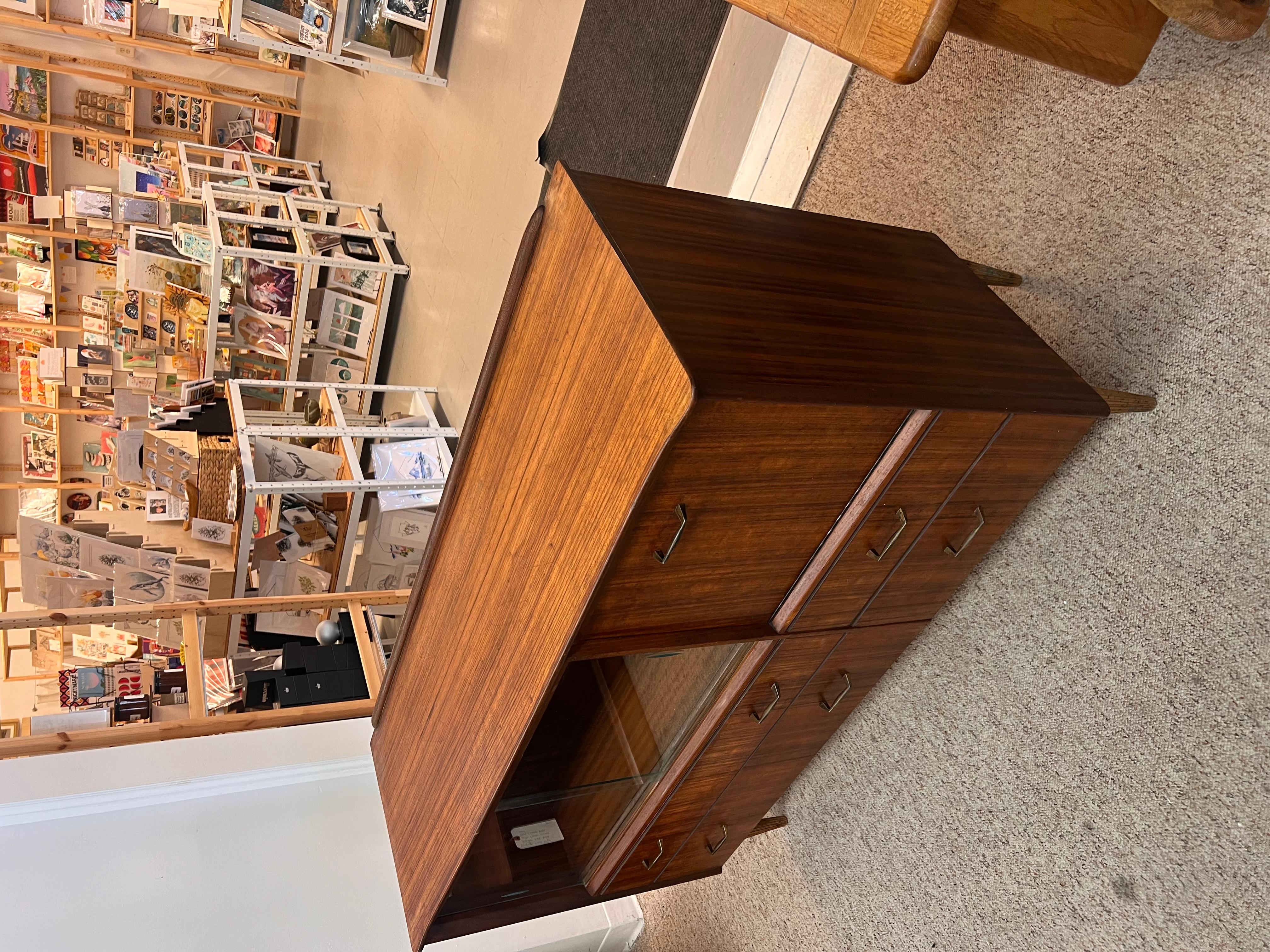 Vintage-Anrichte oder Barschrank, Mid-Century Modern, Nussbaum, getöntes Holz, UK Import. (Ende des 20. Jahrhunderts) im Angebot