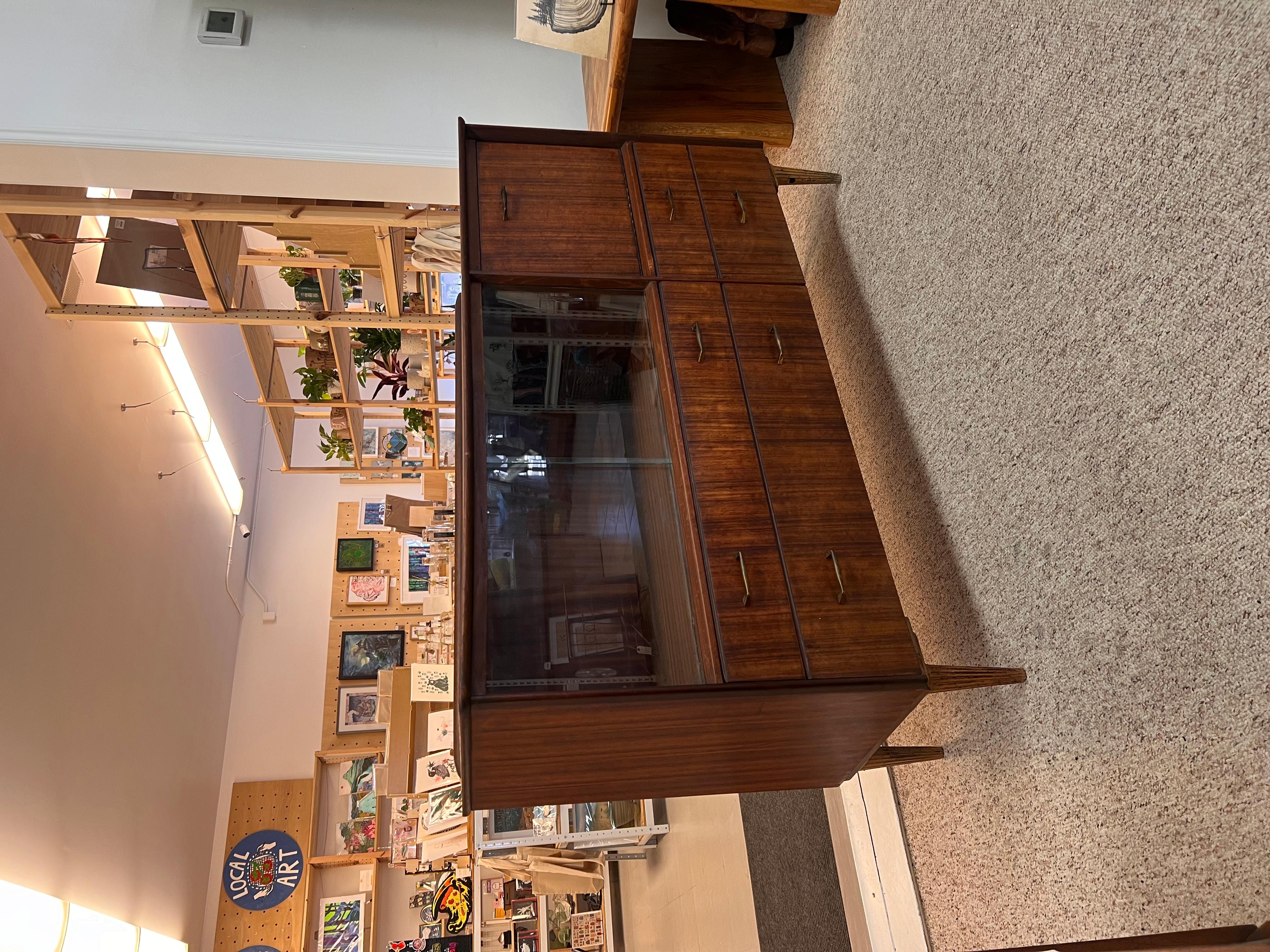 Vintage-Anrichte oder Barschrank, Mid-Century Modern, Nussbaum, getöntes Holz, UK Import. im Angebot 1