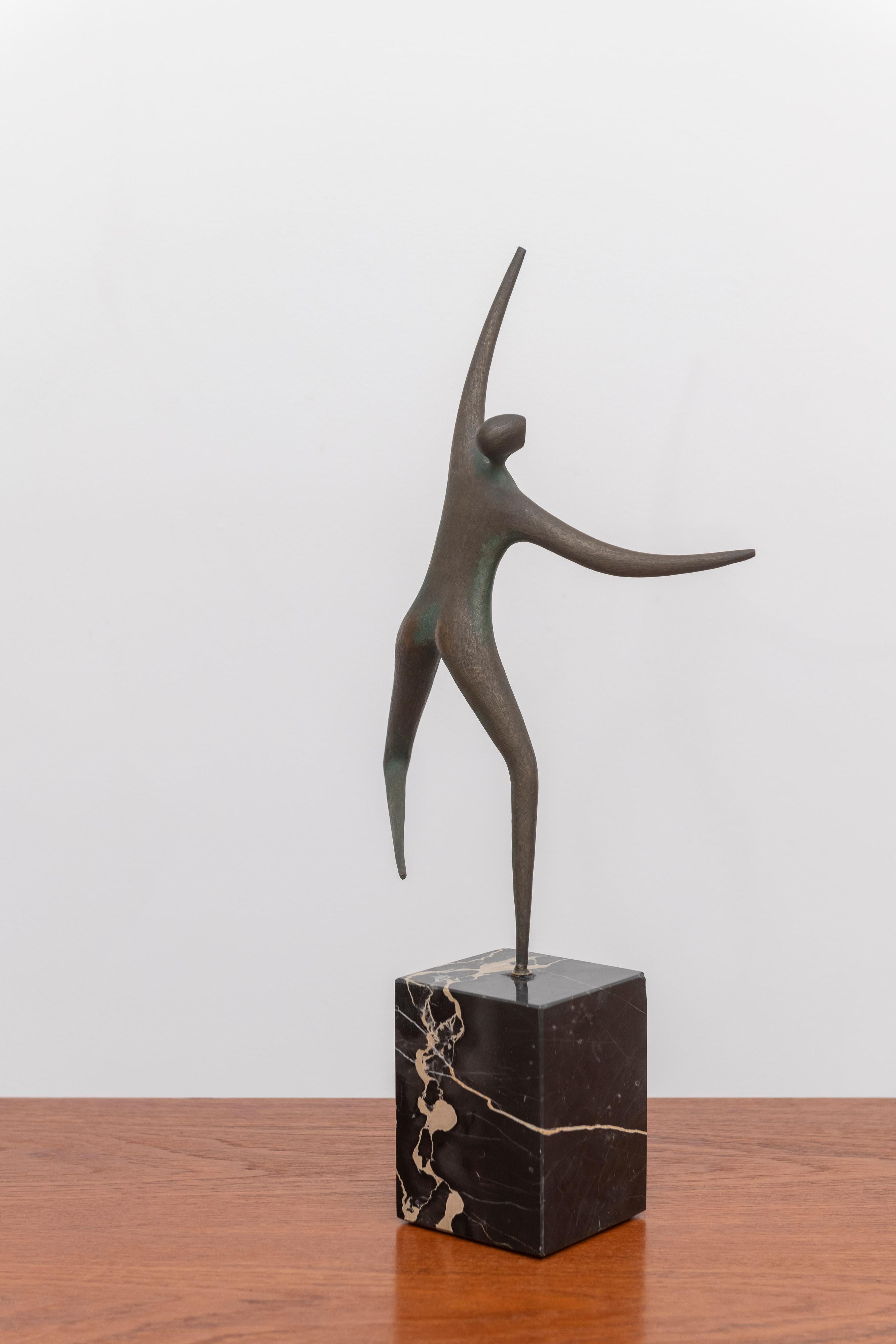 Nordamericano Scultura vintage in ottone di metà secolo moderno di Curtis Jere Dancer in vendita