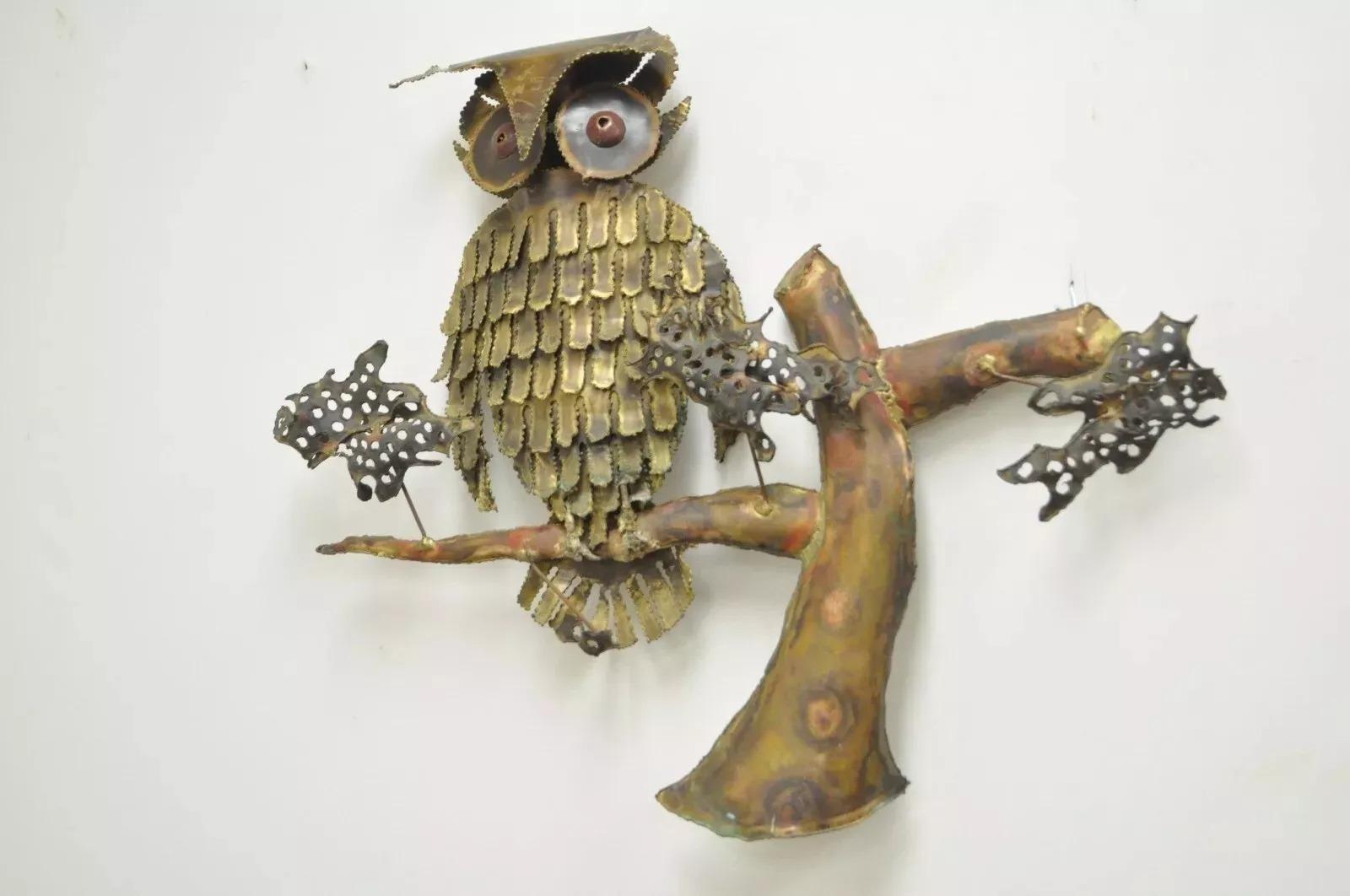 Escultura de pared búho estilo Brutalista Vintage Mid Century Modern Curtis Jere. Artículo de construcción metálica, estilo brutalista, búho sobre rama de árbol. Mediados del siglo XX. Medidas: 24