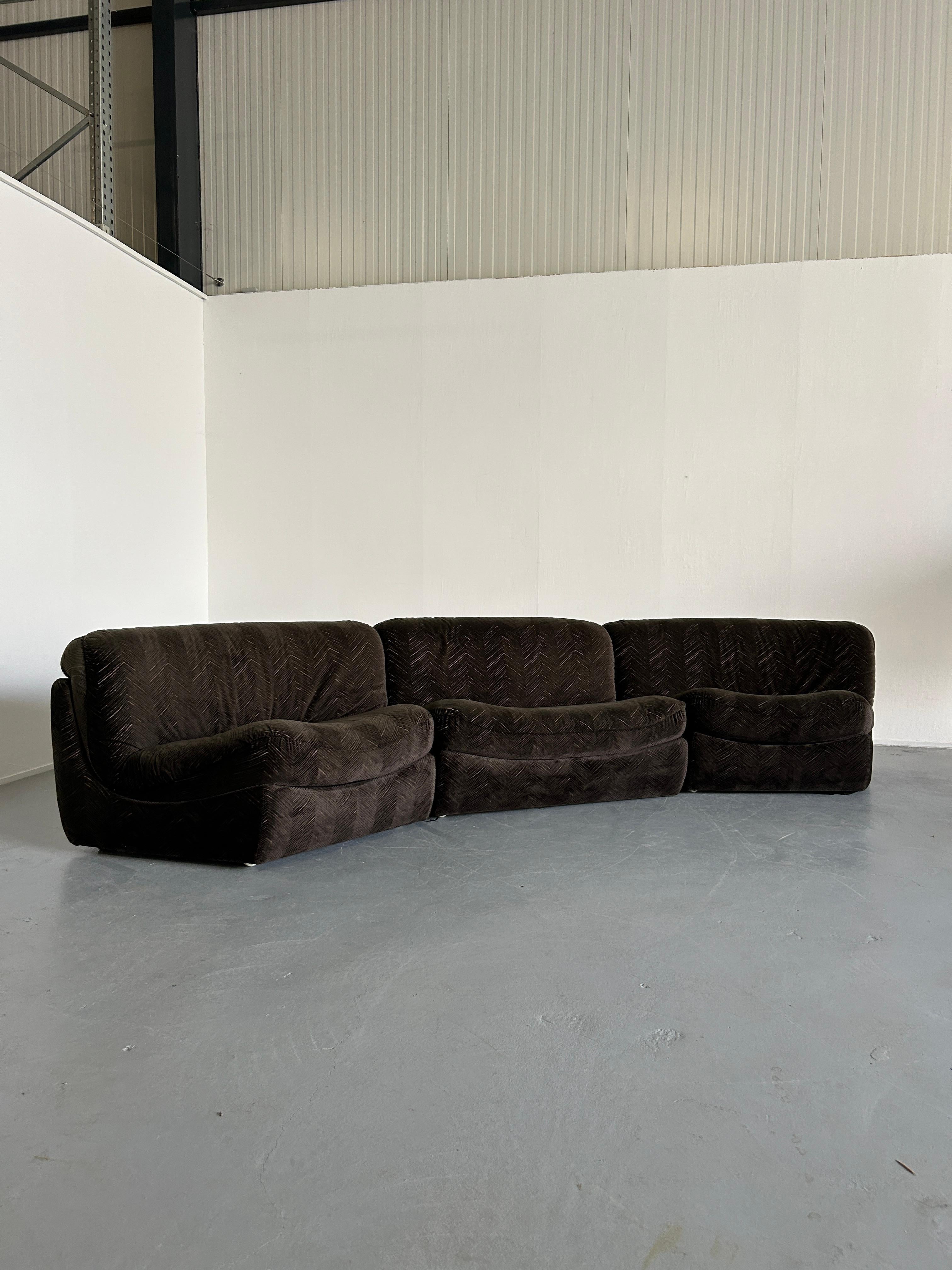 A beautiful three-part Mid-Century-Modern curved modular sofa in the style of Vladimir Kagan or Milo Baughman.
A vintage production attributed to the high-end manufacturer Wittmann from Austria - as claimed by the original owner, from whom the sofa