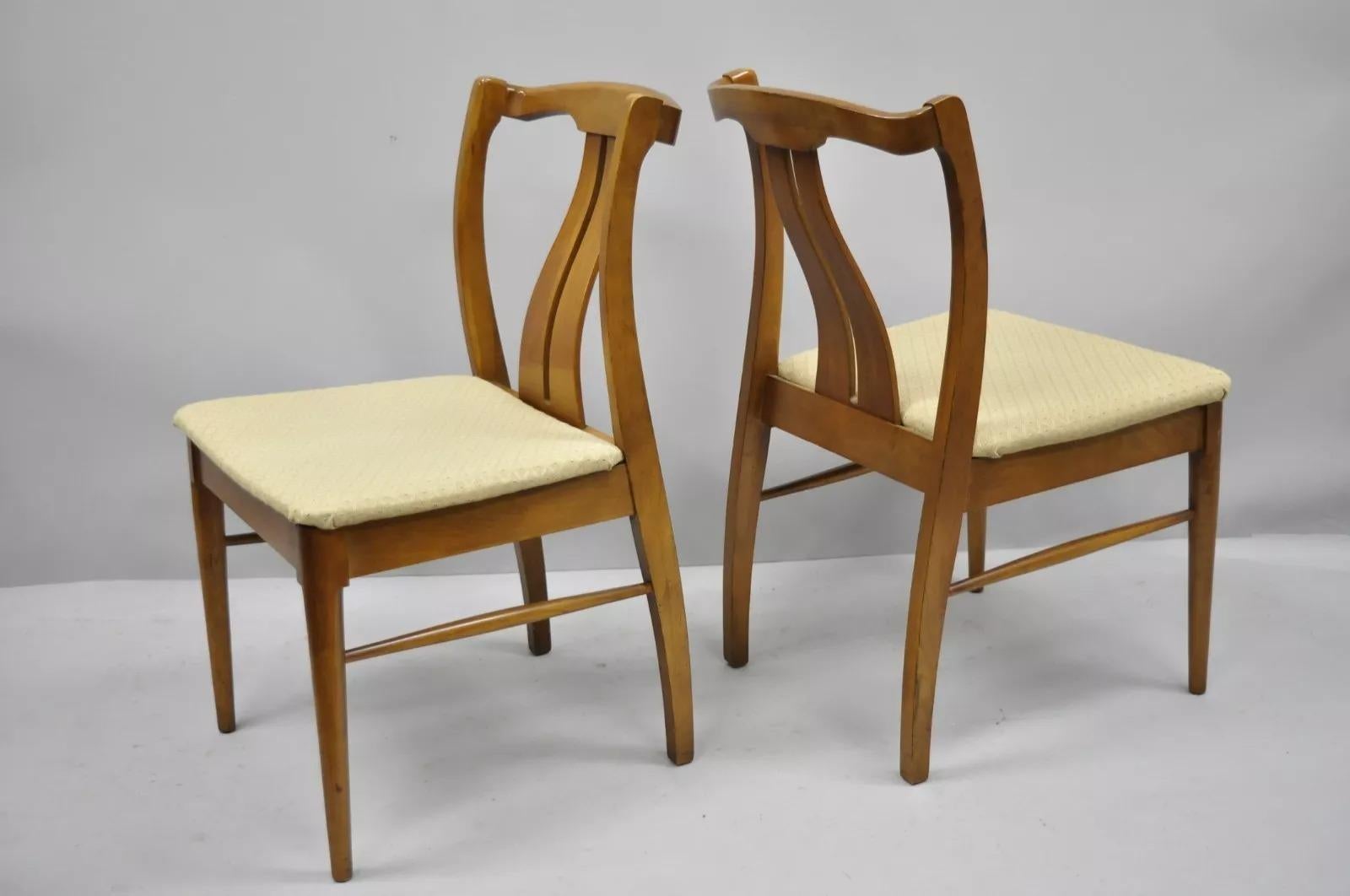 Vintage Mid Century Modern Curved Sculpted Walnut Dining Side Chairs - Set of 4. Cet article se caractérise par une construction en bois massif, un beau grain de bois, des pieds effilés, une forme sculpturale élégante. Circa Mid 20th Century.