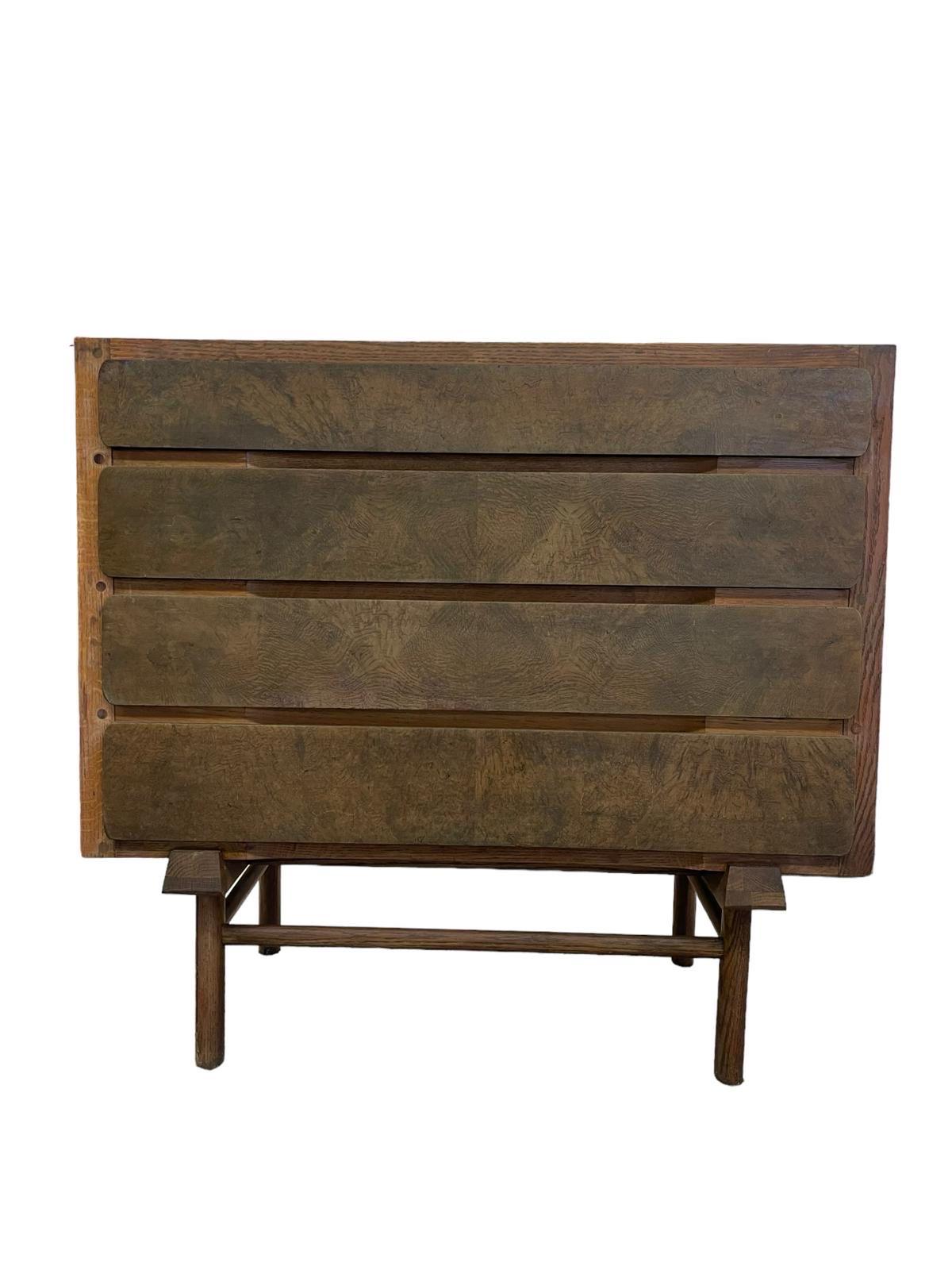 Vier Schubladen Dovetailed Kommode. Die oberen drei Schubladen sind wie abgebildet mit Trennwänden ausgestattet. Einzigartige Form der Beine mit Streckern zur Unterstützung. Vintage Condition Konsistent mit dem Alter wie abgebildet.

Abmessungen. 40