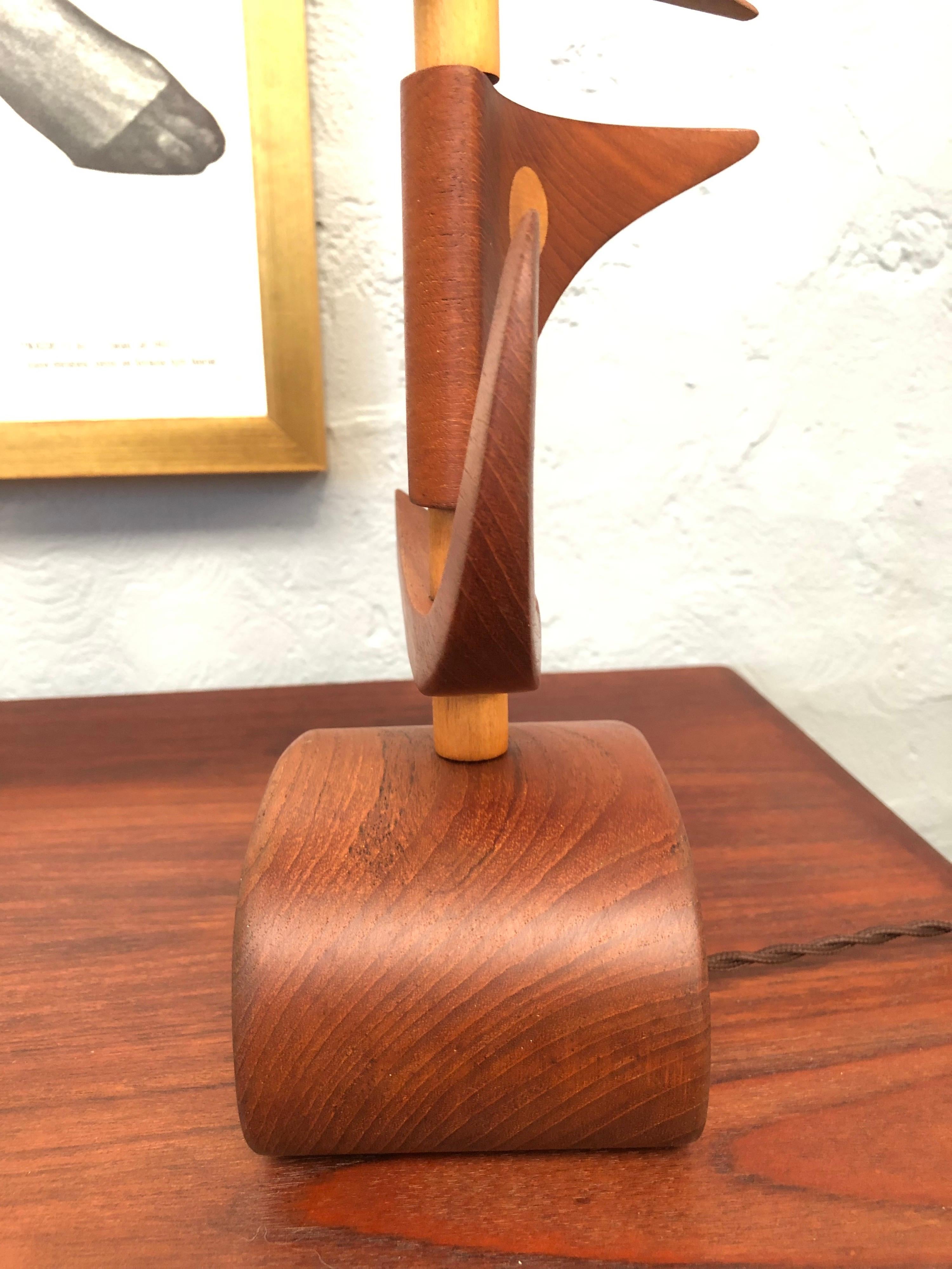 Prototype de lampe de bureau danoise artisanale moderne du milieu du siècle dernier en teck en vente 5