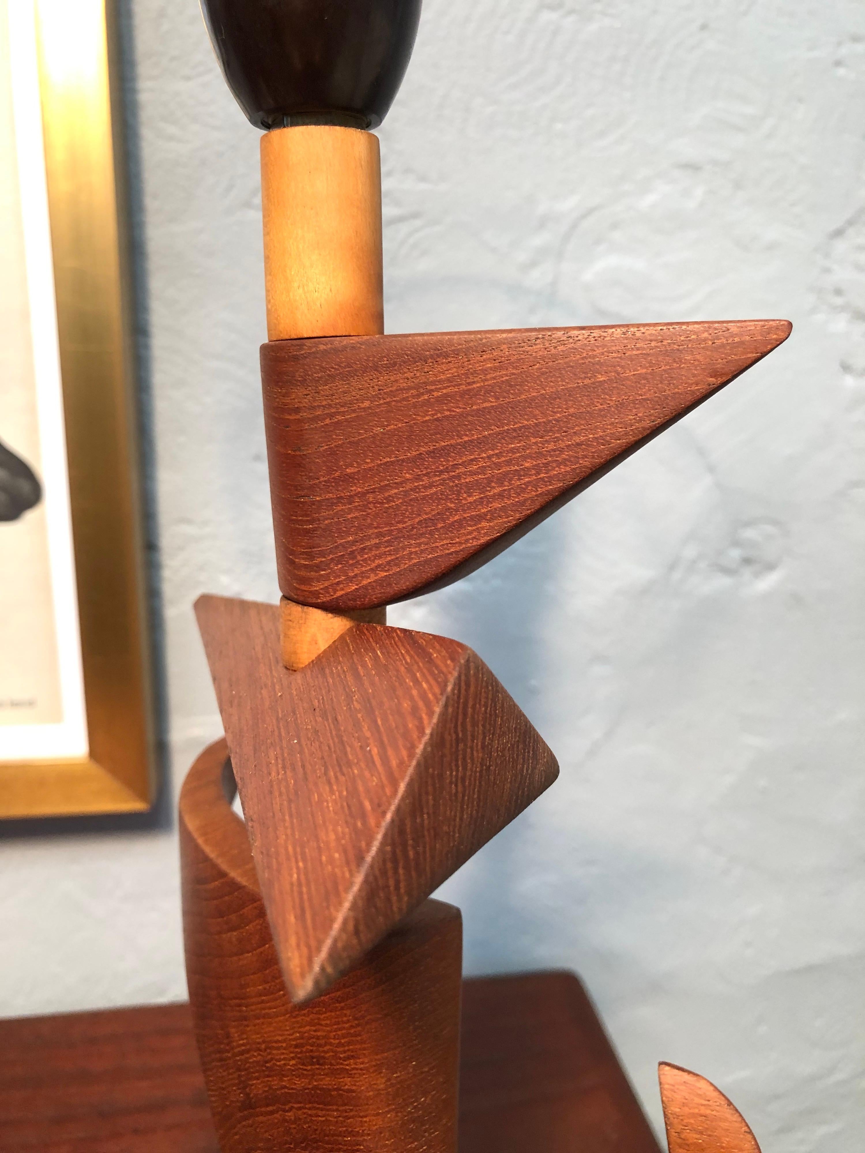 Lámpara de mesa vintage de teca artesanal danesa de mediados del siglo XX en venta 10