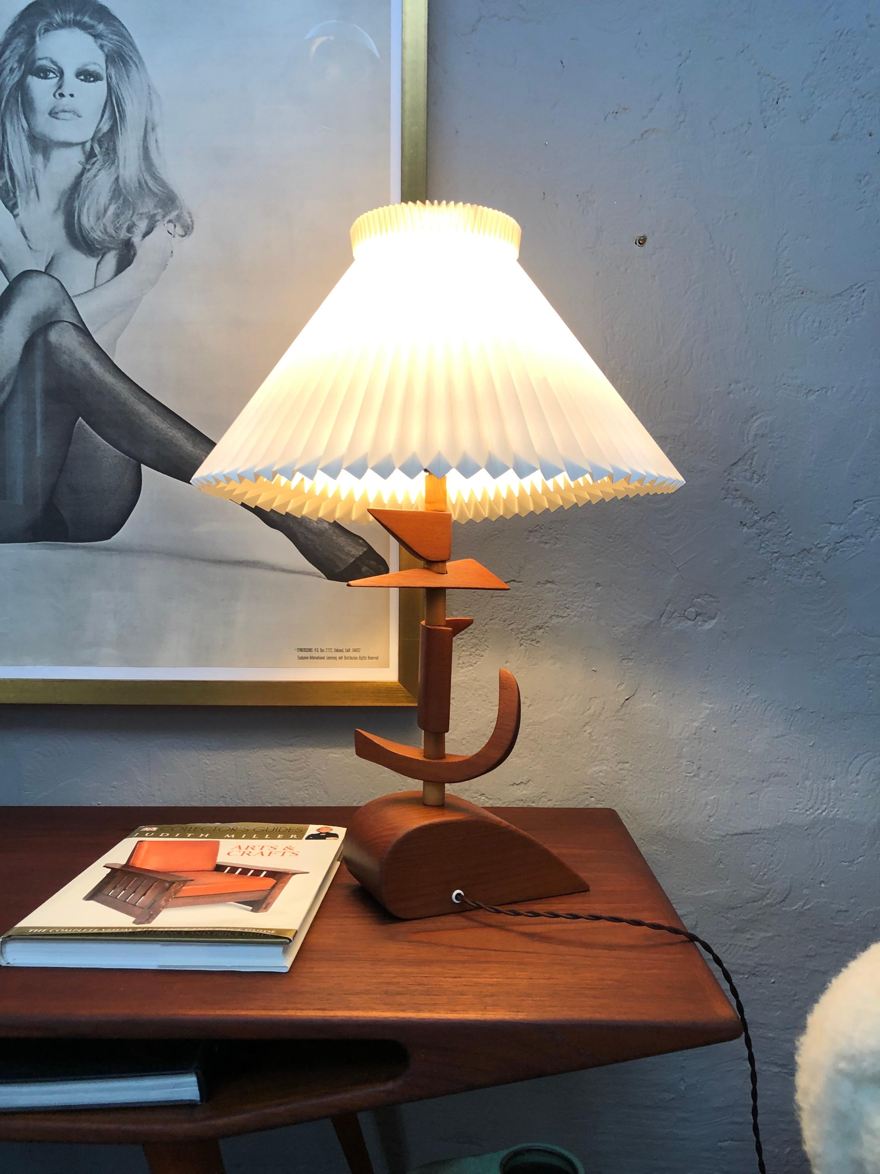 Mid-Century Modern Prototype de lampe de bureau danoise artisanale moderne du milieu du siècle dernier en teck en vente