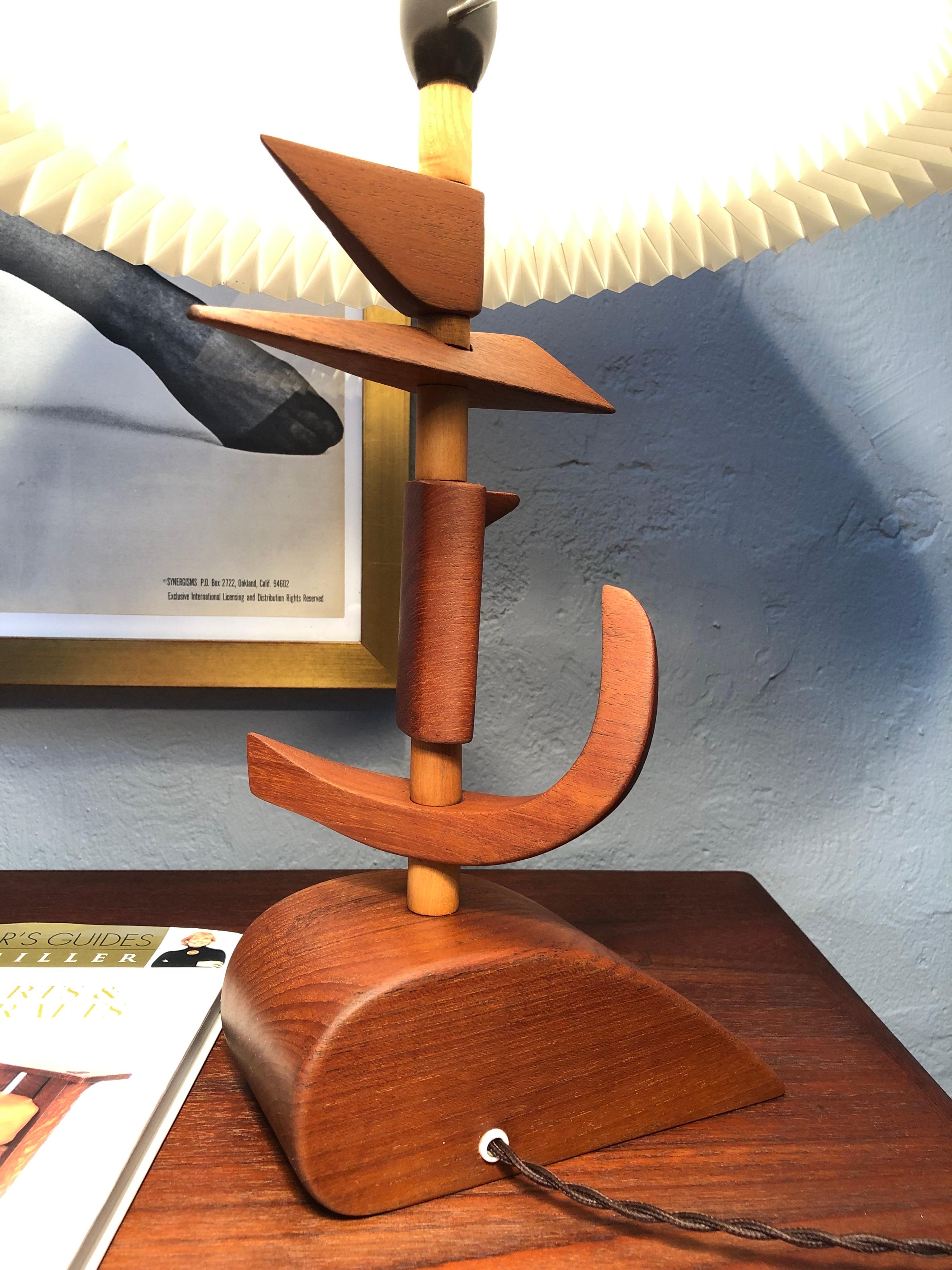 Lámpara de mesa vintage de teca artesanal danesa de mediados del siglo XX Hecho a mano en venta