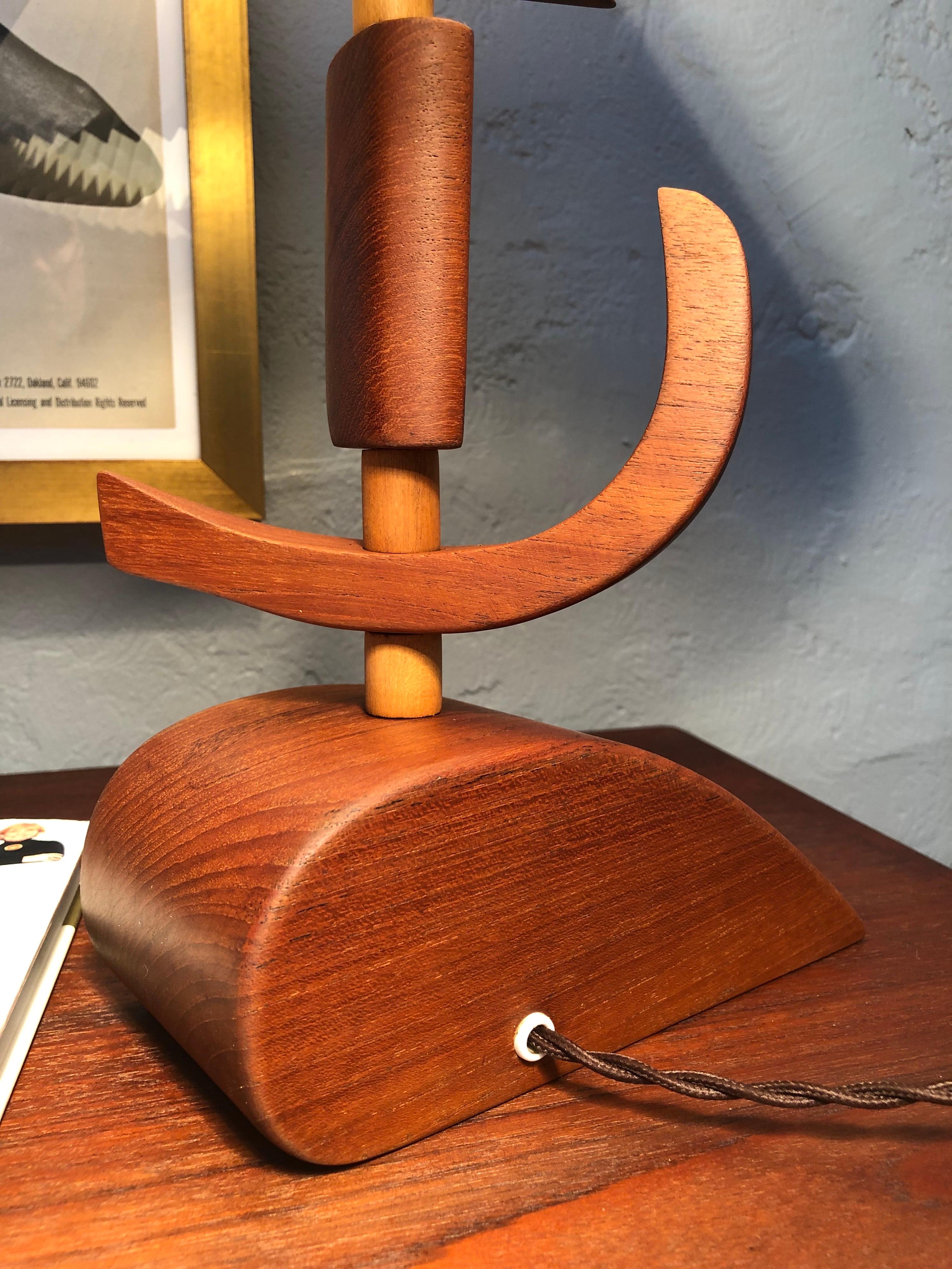Lámpara de mesa vintage de teca artesanal danesa de mediados del siglo XX en Bueno estado para la venta en Søborg, DK