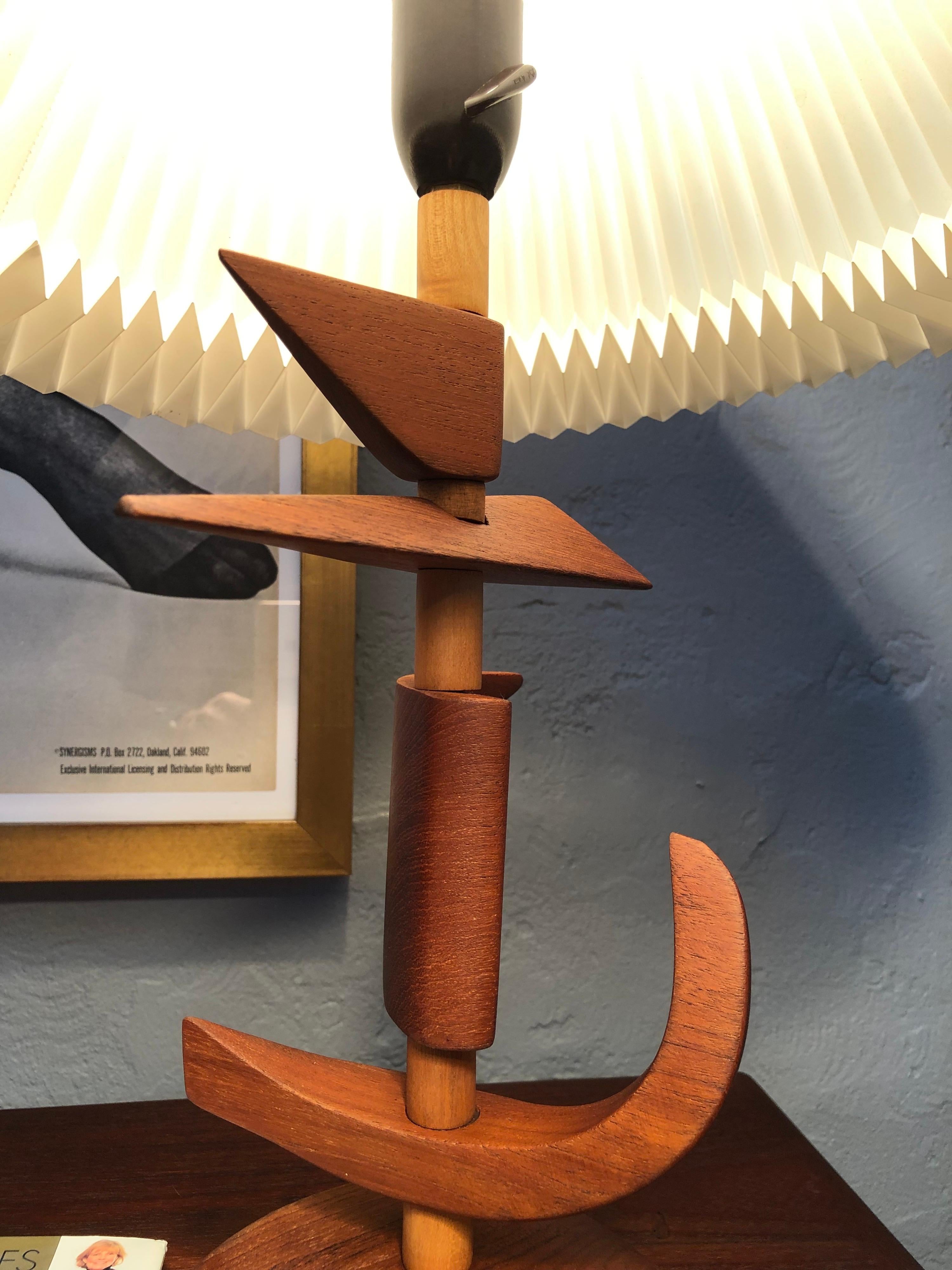 Milieu du XXe siècle Prototype de lampe de bureau danoise artisanale moderne du milieu du siècle dernier en teck en vente