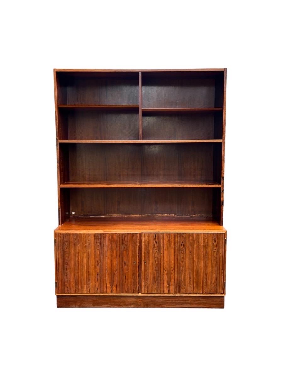 Vintage Mid Century Modern Danish Bookcase Shelf Cabinet by Hundevad with Key

Dimensions. 54 W ; 17 D ; 77 H

Shelves Adjustable 12 D