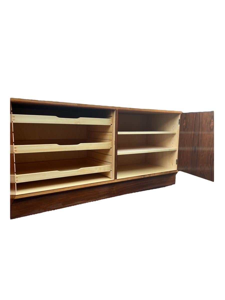 Vintage Mid Century Modern Danish Bookcase Shelf Cabinet by Hundevad with Key In Good Condition For Sale In Seattle, WA