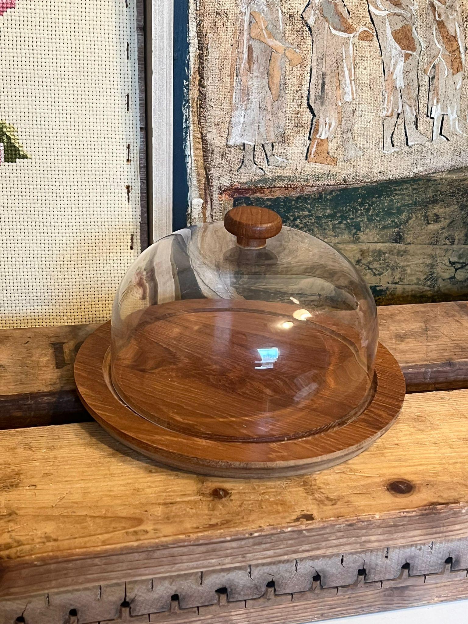 Il s'agirait d'un plateau de charcuterie ou de fromage recouvert d'un dôme en plastique. Cette pièce Vintage MCM est marquée Danemark. Cette pièce a une belle patine et du caractère. Condition Vintage comme illustré. L'annonce ne concerne que