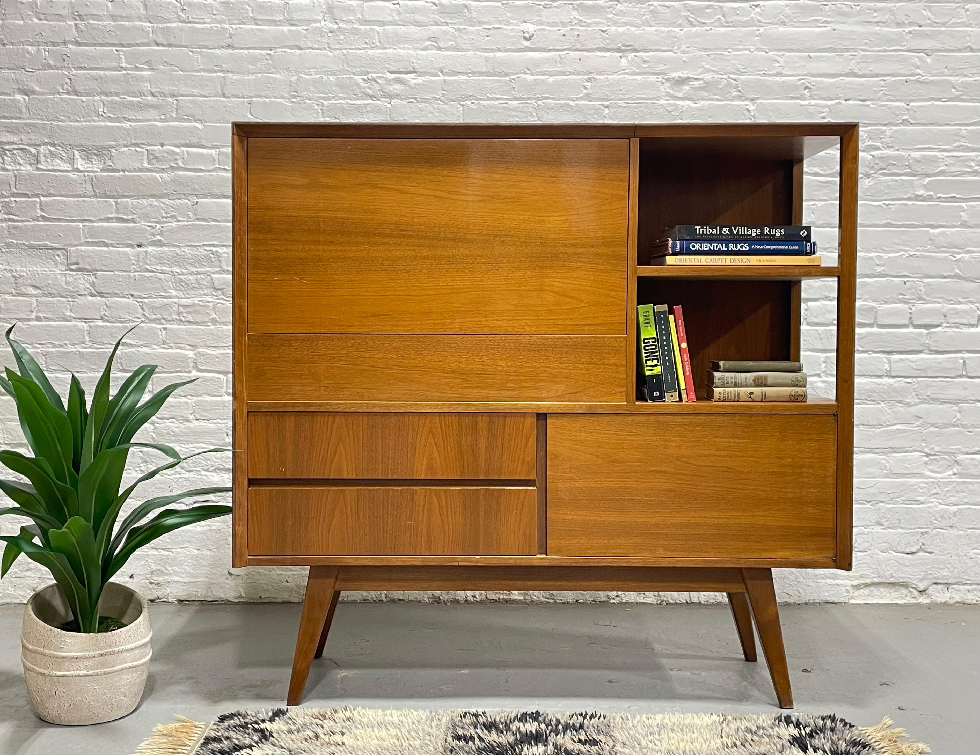 Eccezionale bar danese di metà secolo moderno, anni '60 circa.  Questo mobile multifunzionale ha tutto: un bar a ribalta con scaffali per bicchieri e liquori al centro e un'area di preparazione per versare o servire le bevande, cassetti e armadietto