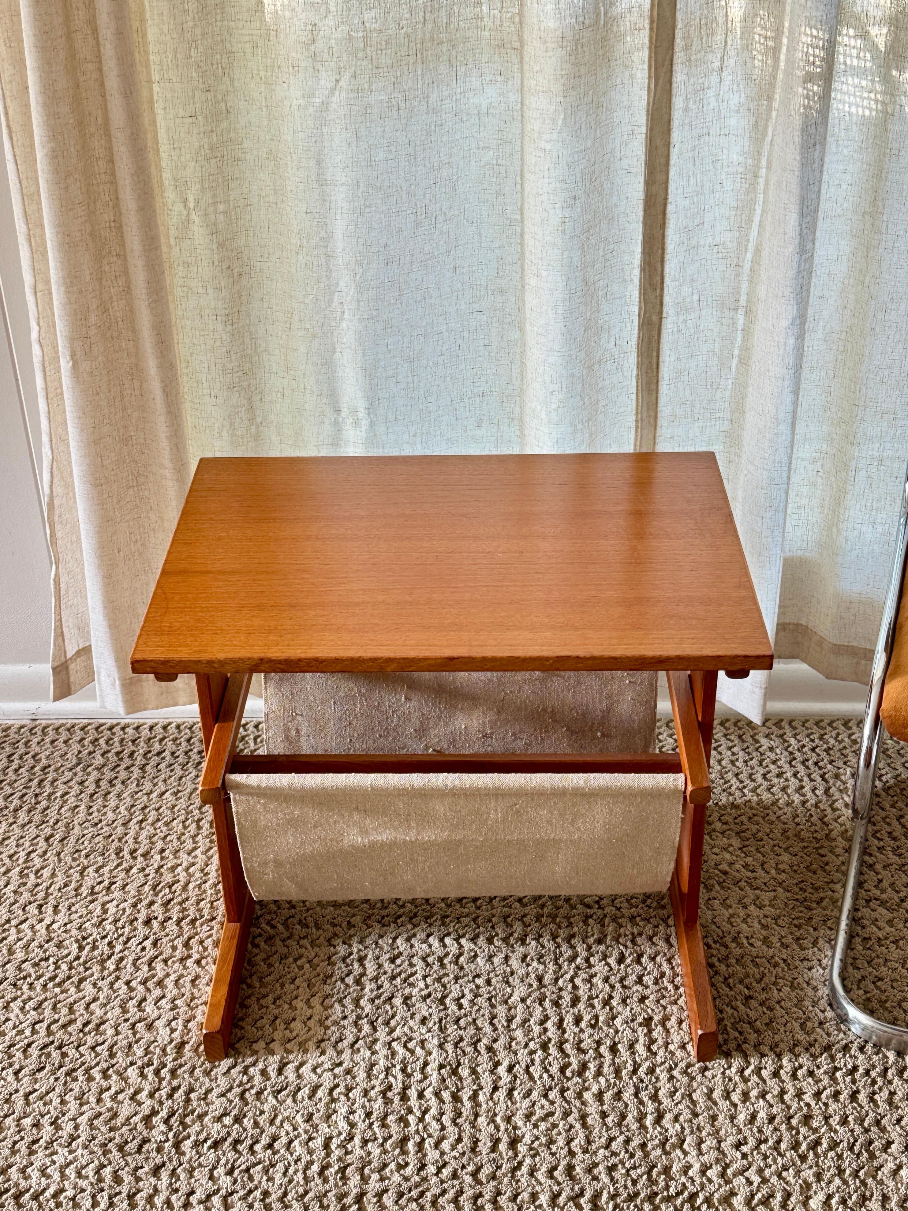 Vintage mid century modern Danish magazine table made of teak and canvas In Good Condition For Sale In Houston, TX