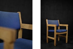 Sedia danese vintage in Oak e tessuto blu di Hans J. Wegner della metà del secolo scorso