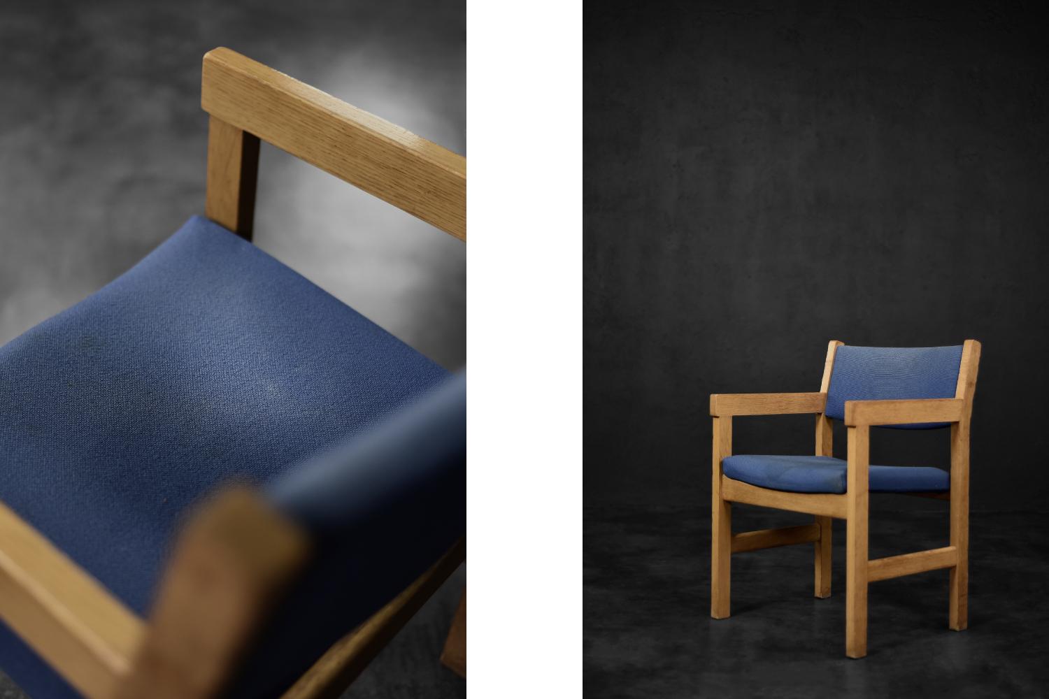 Vintage Mid-Century Modern Danish Oak & Blue Fabric Chair by Hans J. Wegner In Good Condition For Sale In Warszawa, Mazowieckie