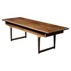 Mesa de centro danesa de mediados de siglo con estante, años 60
