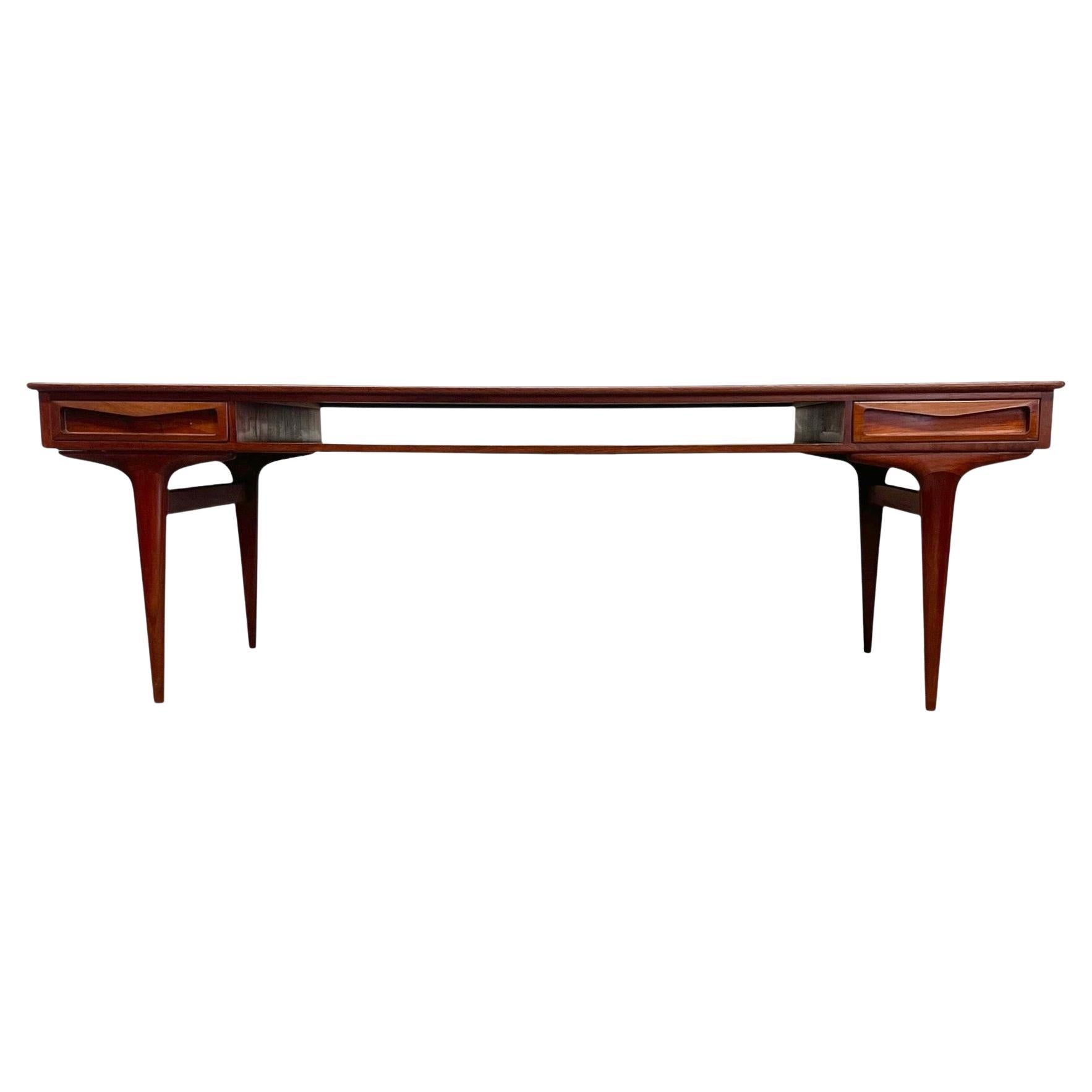 Table basse vintage de style danois moderne du milieu du siècle avec des tirettes de tiroir sculptées. en vente