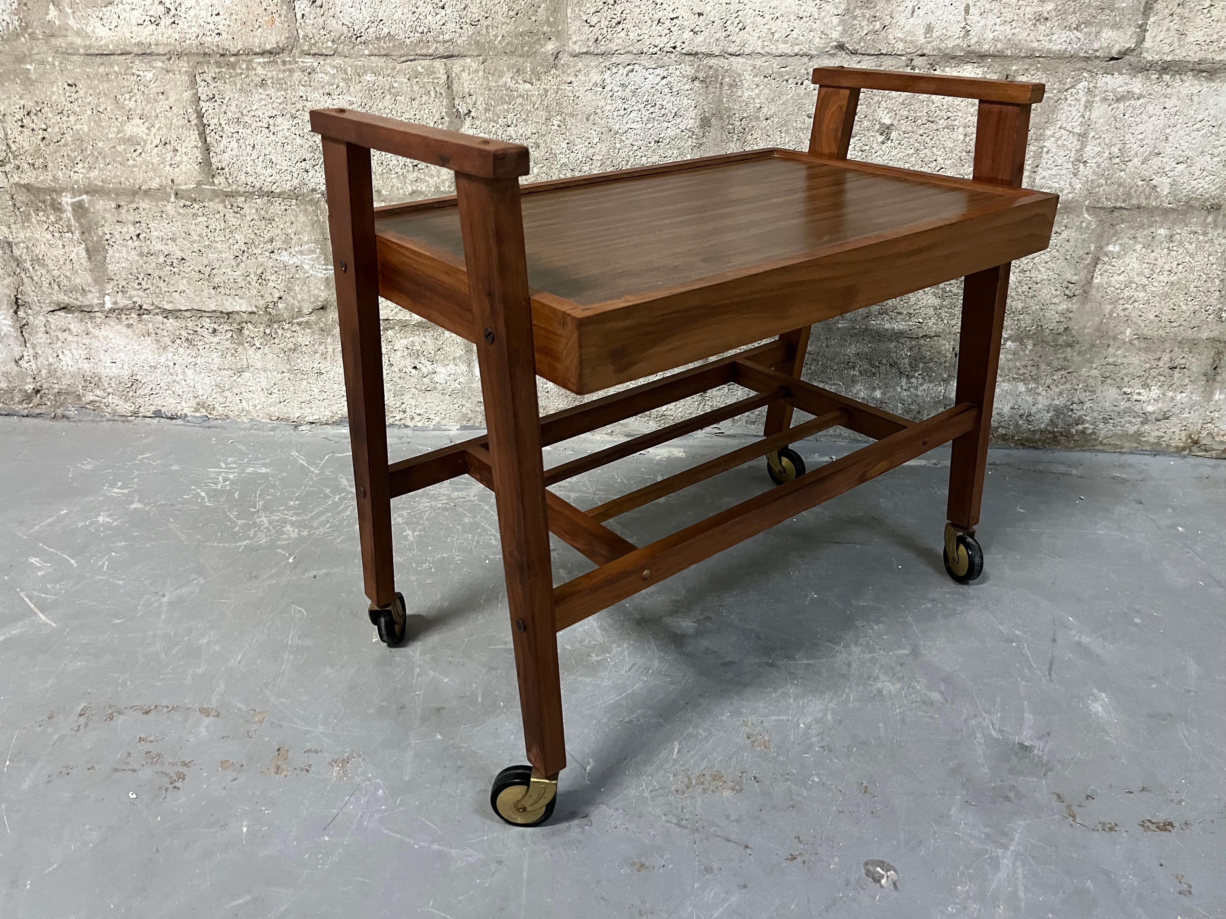 Vintage Mid Century Modern Danish Style Rolling Media Cart. Circa 1960s  In Good Condition For Sale In Miami, FL