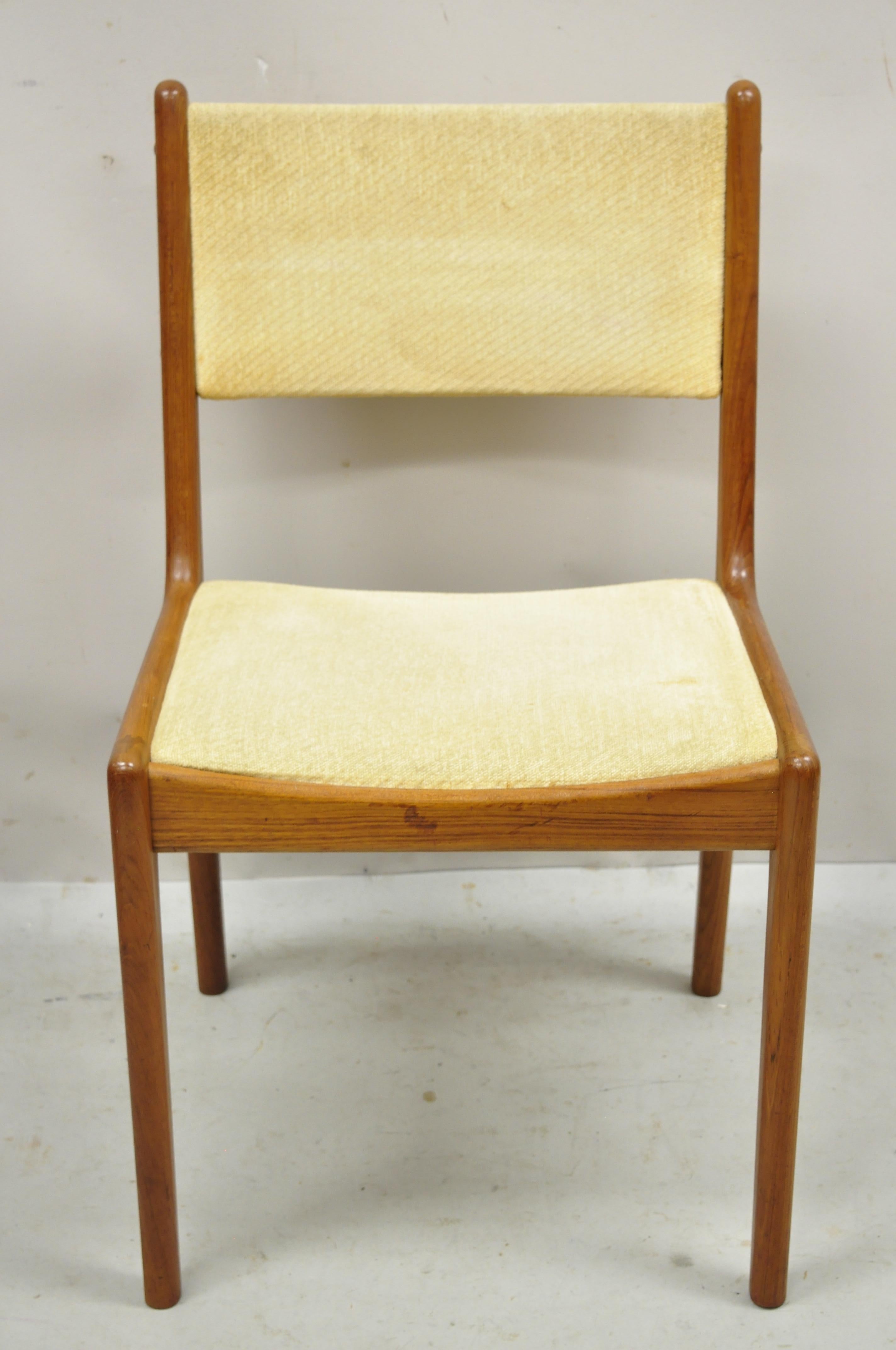 Vintage Mid-Century Modern chaise de salle à manger de style danois en teck par Sun Furniture. Cet article se caractérise par une construction en bois massif, un beau grain de bois, un label original, des pieds effilés, un très bel article vintage,