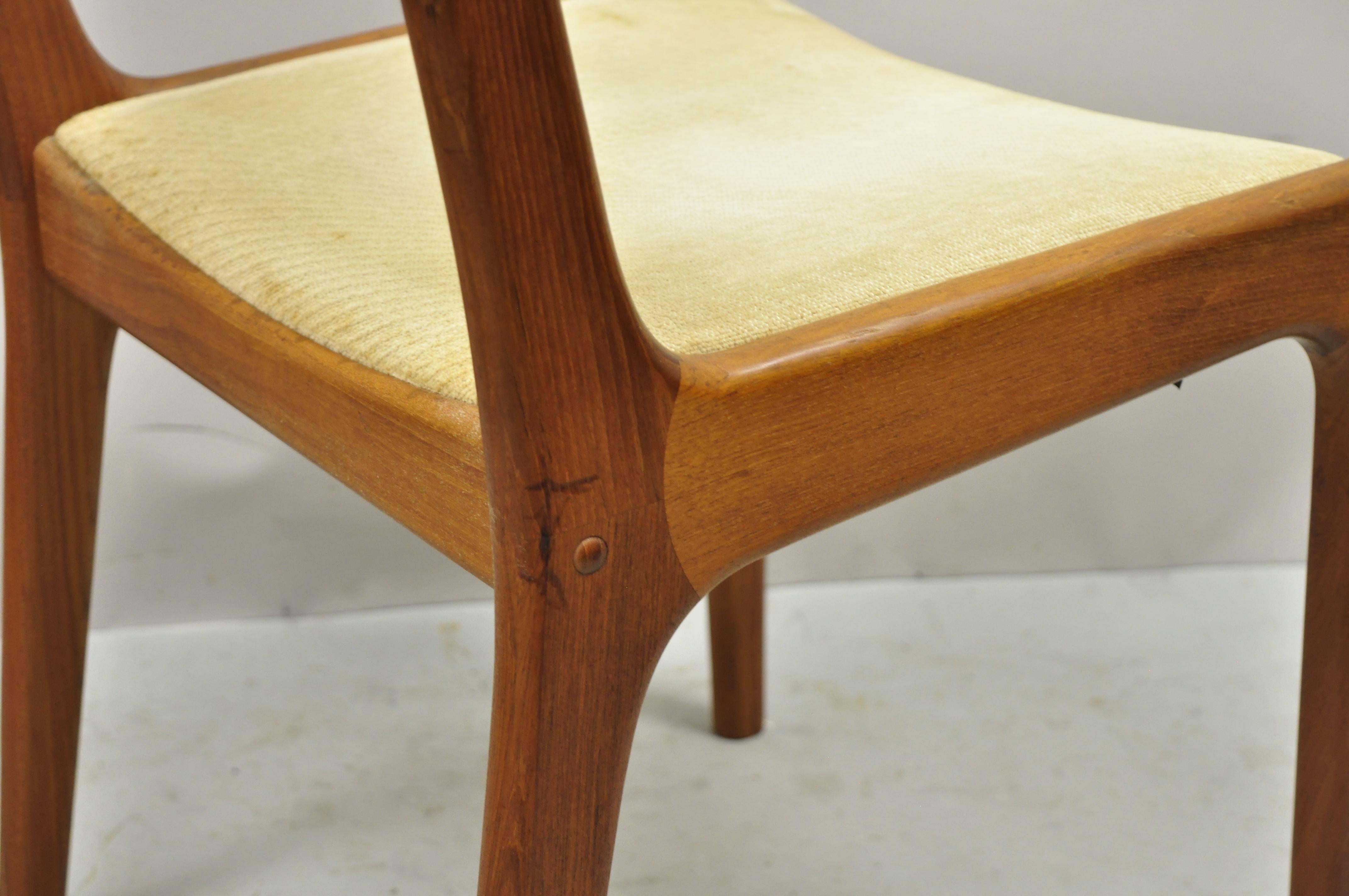 20ième siècle Chaise de salle à manger en bois de teck de style danois et moderne du milieu du siècle dernier par Sun Furniture en vente