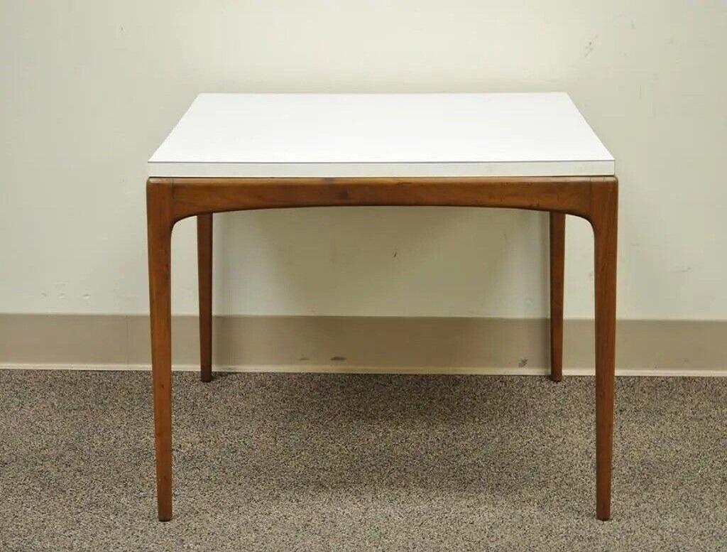 Table basse carrée en noyer et formica dans le style danois, Vintage Mid Century Modern. Plateau en stratifié blanc, pieds fuselés en noyer massif. Circa Mid 20th Century. Dimensions : 20