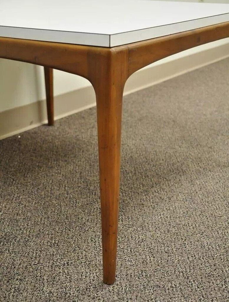 Mid-Century Modern Table basse carrée en noyer et formica de style danois Vintage Mid Century Modern en vente