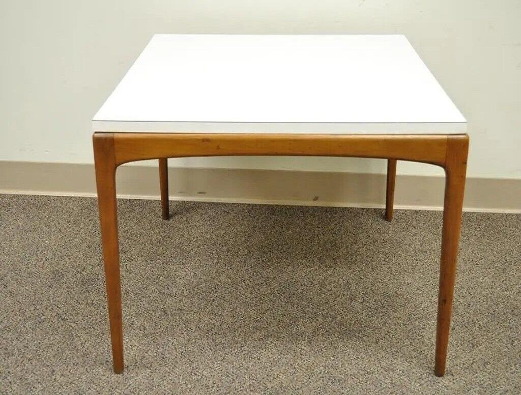 Inconnu Table basse carrée en noyer et formica de style danois Vintage Mid Century Modern en vente