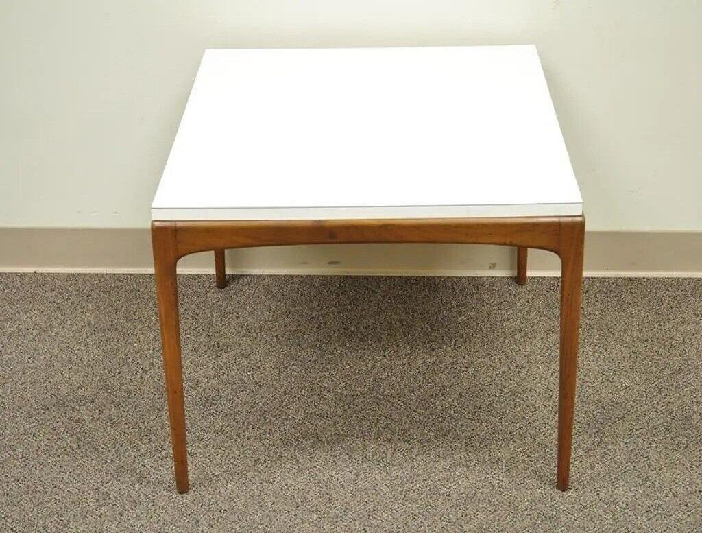 Formica Table basse carrée en noyer et formica de style danois Vintage Mid Century Modern en vente