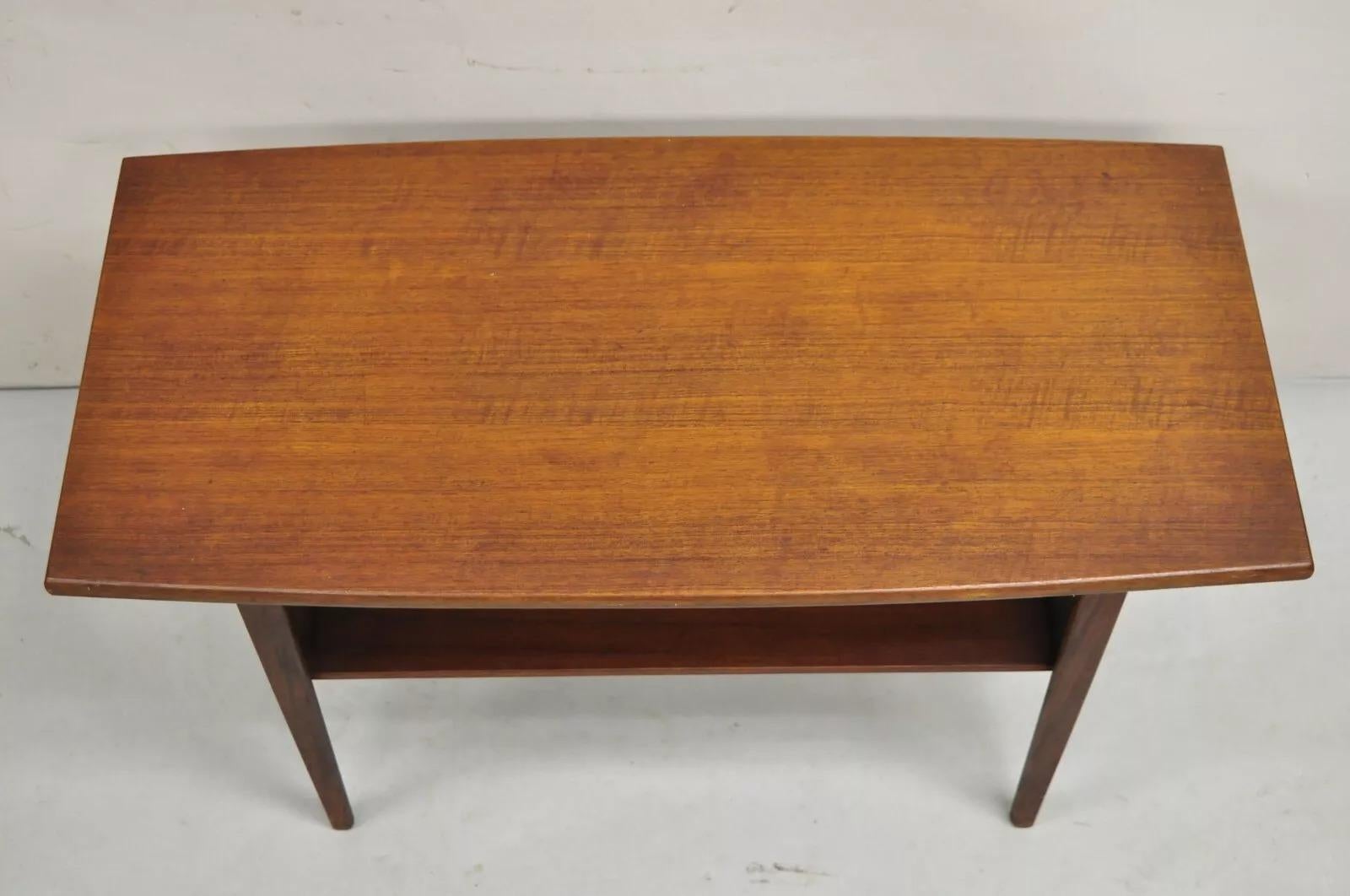 Inconnu Table basse danoise moderne du milieu du siècle dernier, en bois de teck, à 2 niveaux en vente