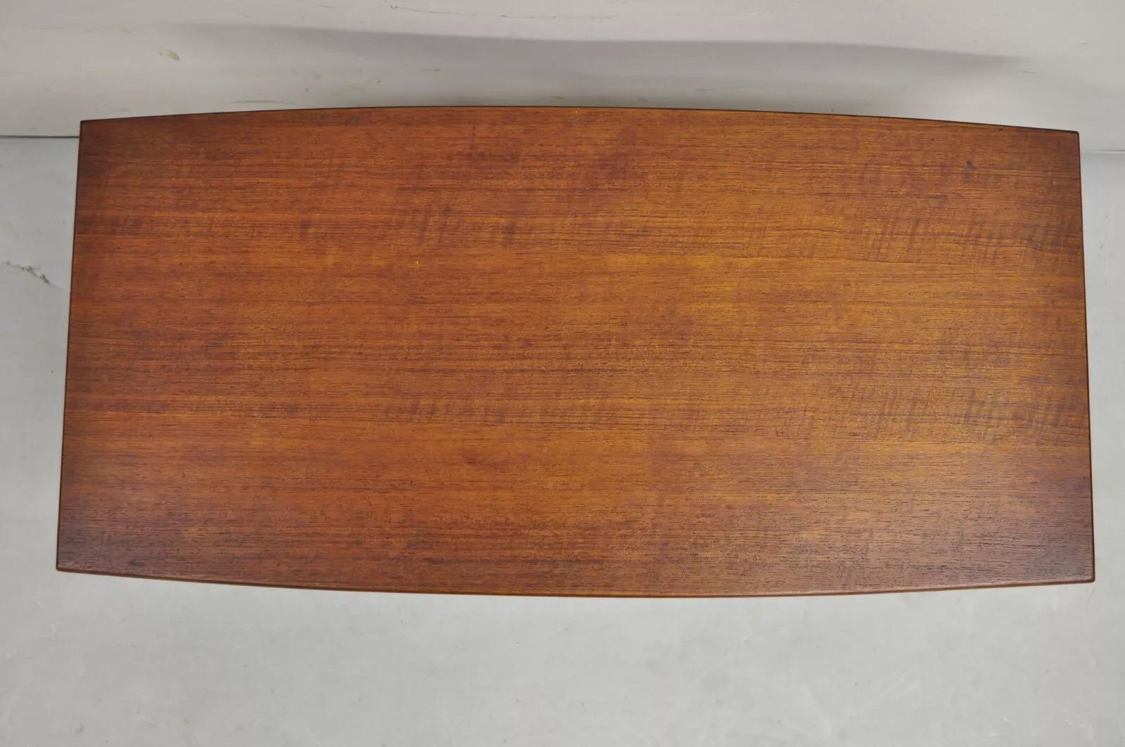 Table basse danoise moderne du milieu du siècle dernier, en bois de teck, à 2 niveaux Bon état - En vente à Philadelphia, PA