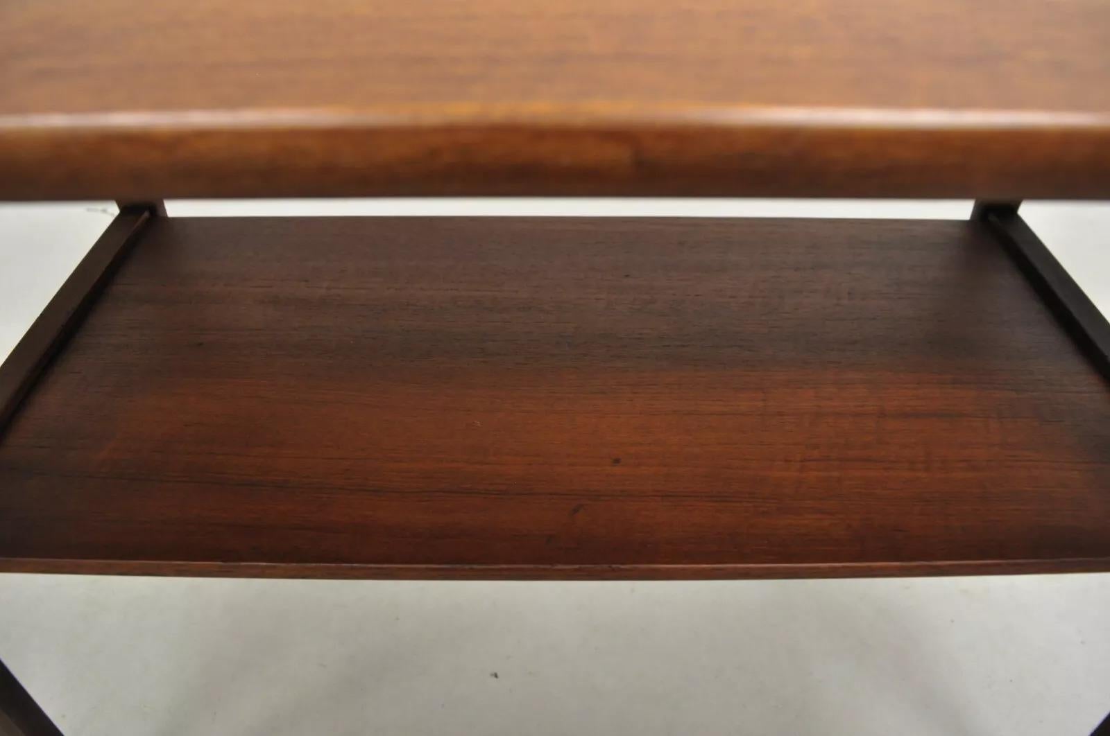 Table basse danoise moderne du milieu du siècle dernier, en bois de teck, à 2 niveaux en vente 1