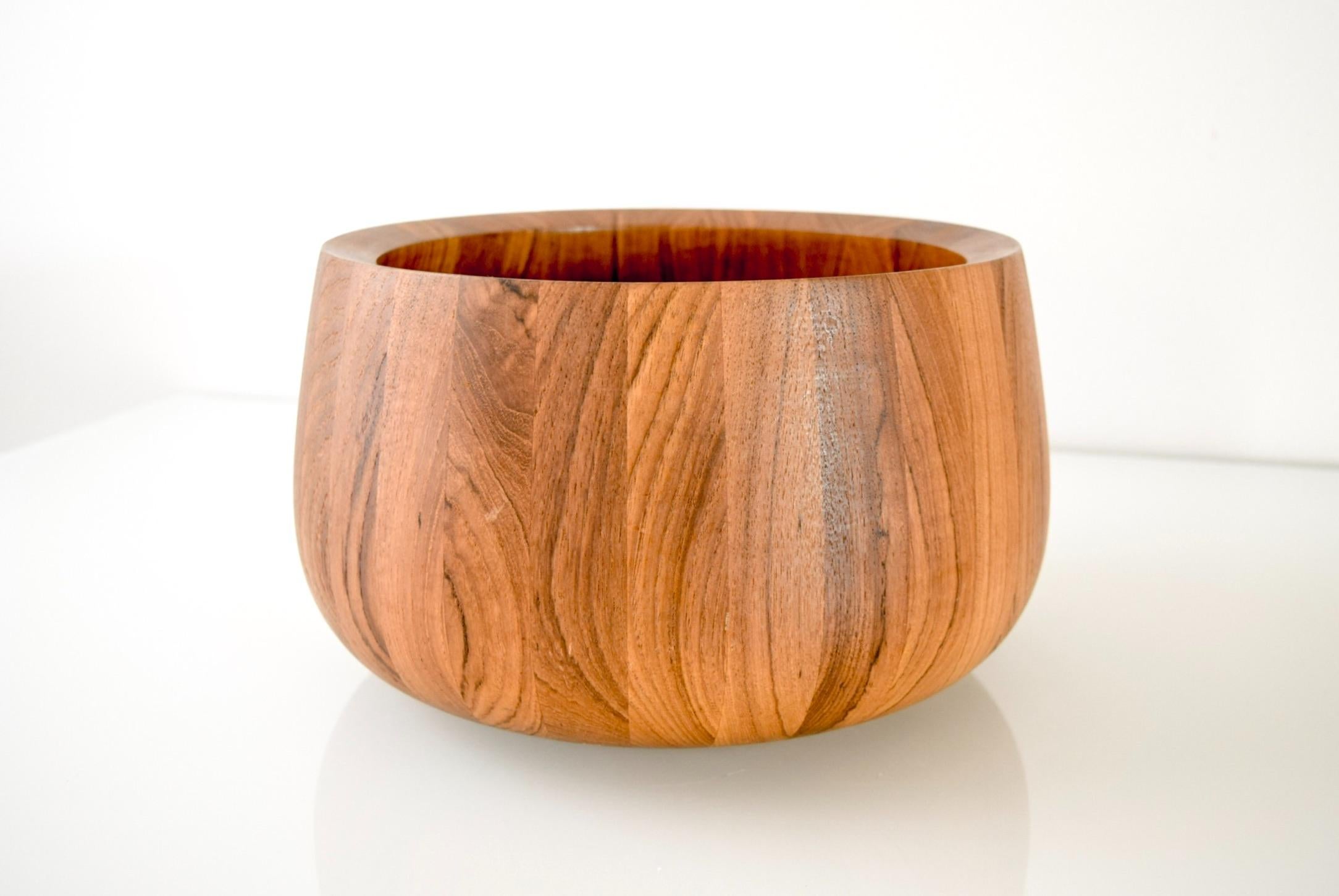 Vintage Mid-Century Modern Dansk Wooden Walnut Staved Bowl In Good Condition For Sale In Detroit, MI