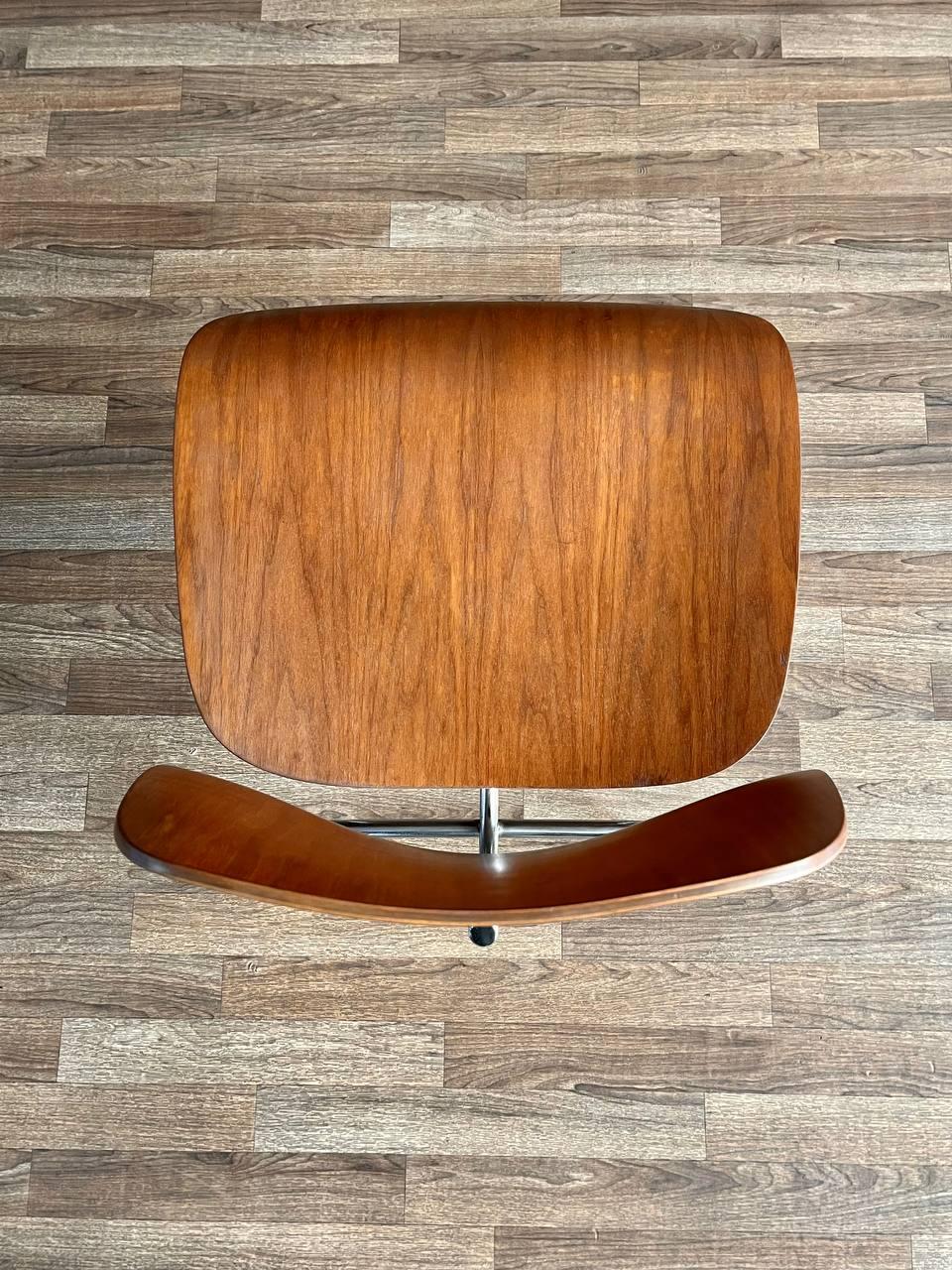 Vintage Mid-Century Modern DCM Chair by Charles Eames for Herman Miller 1