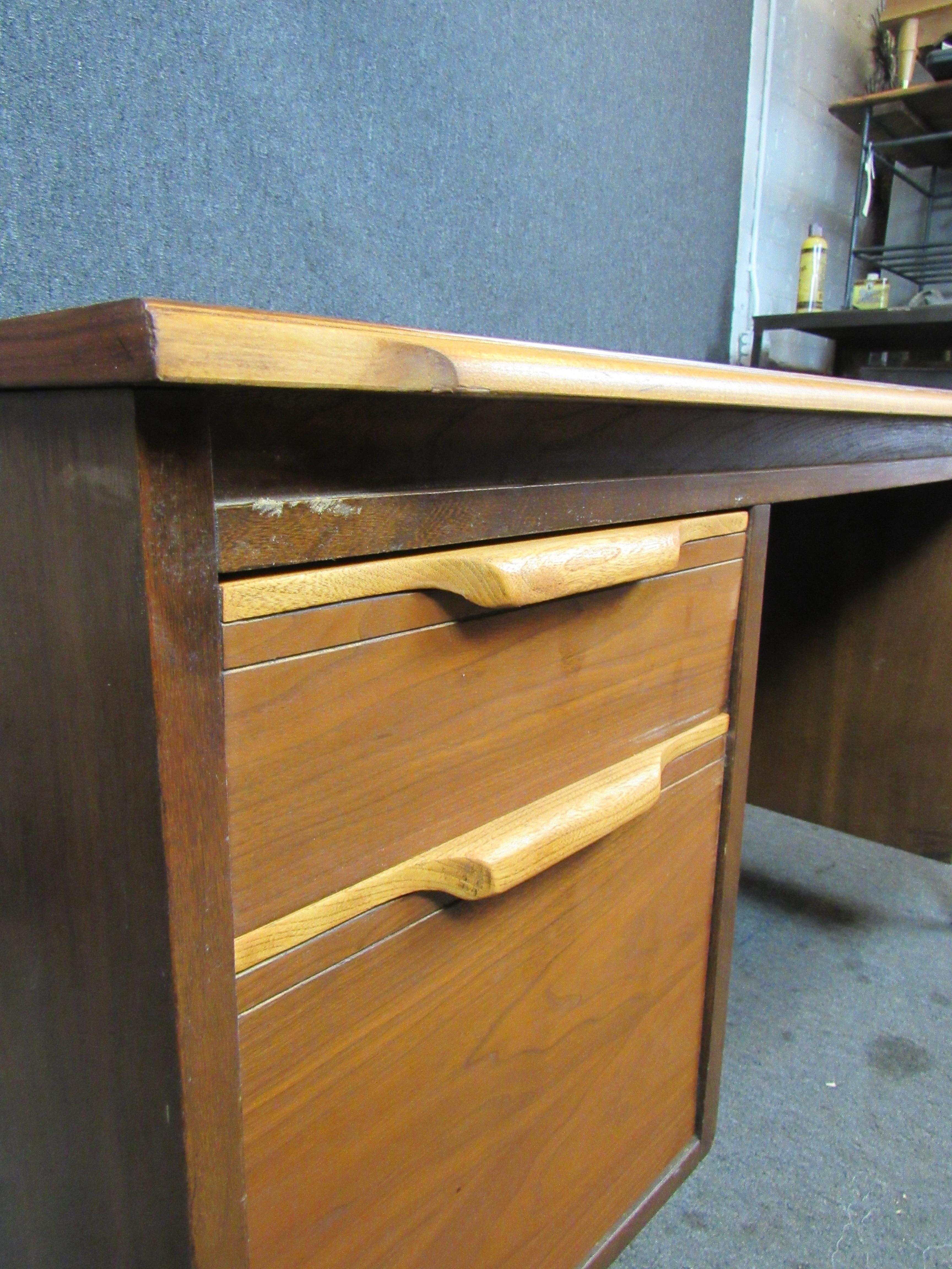 North American Vintage Mid-Century Modern Desk For Sale