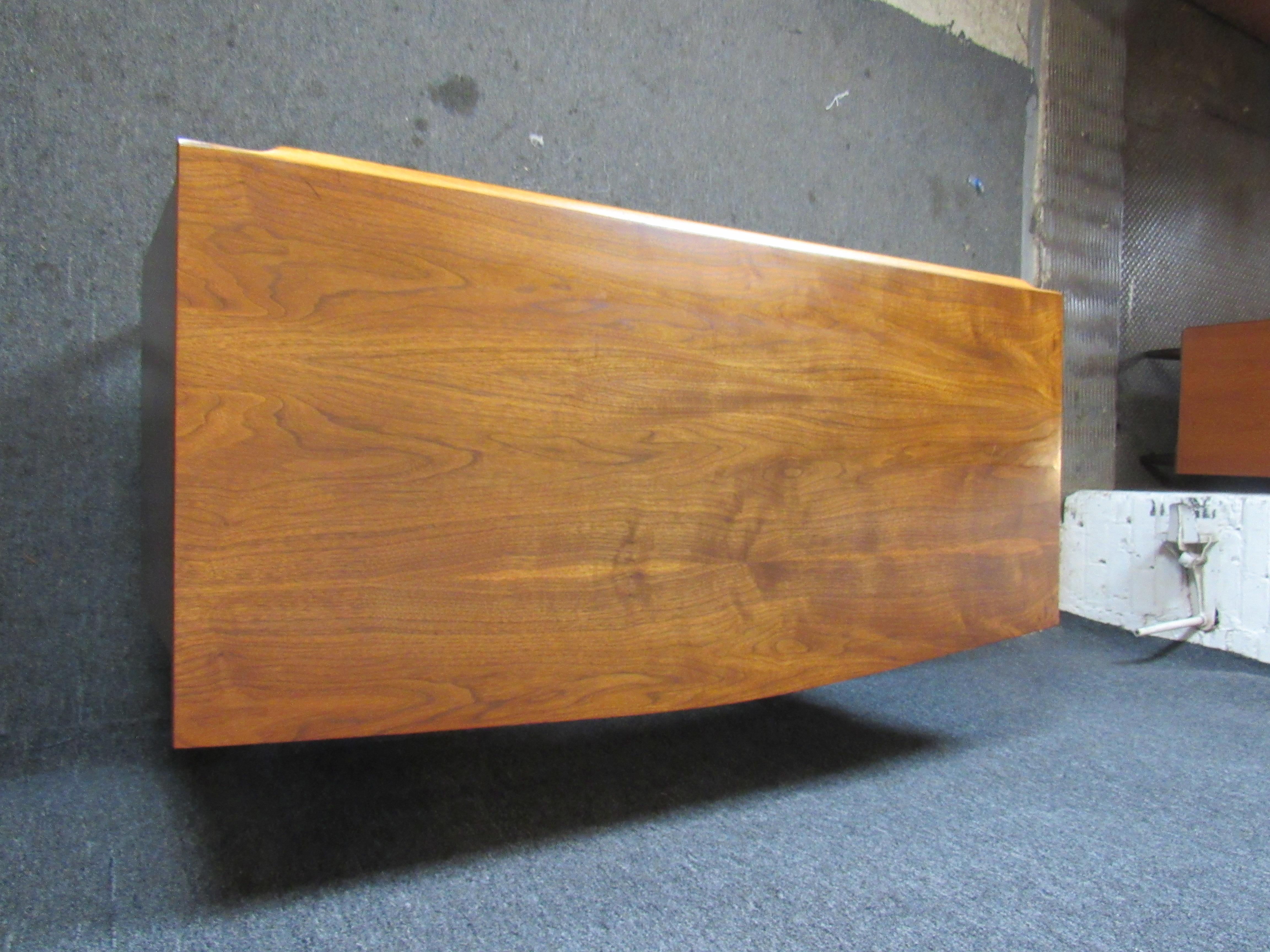 Vintage Mid-Century Modern Desk In Good Condition For Sale In Brooklyn, NY