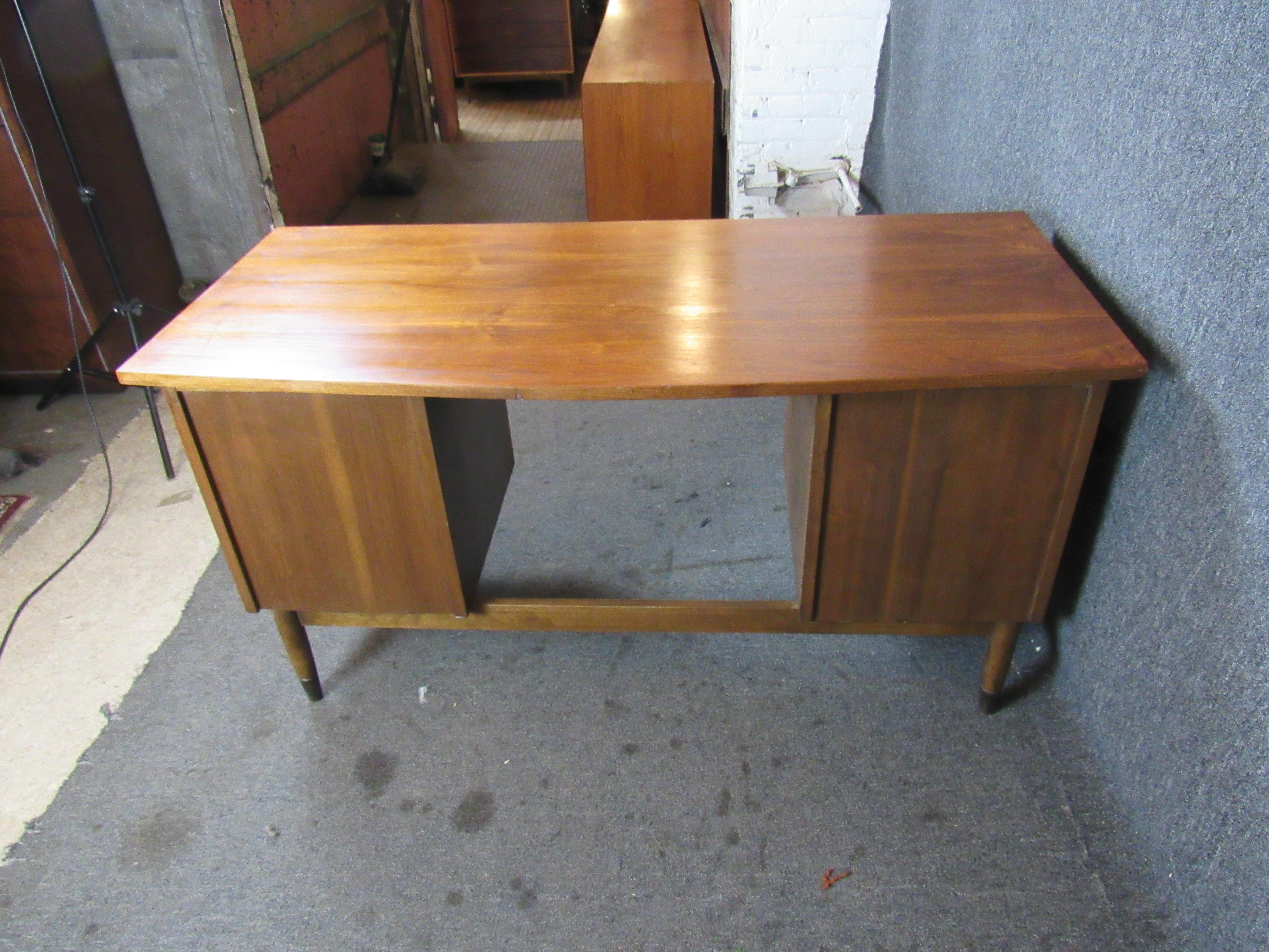 Wood Vintage Mid-Century Modern Desk For Sale