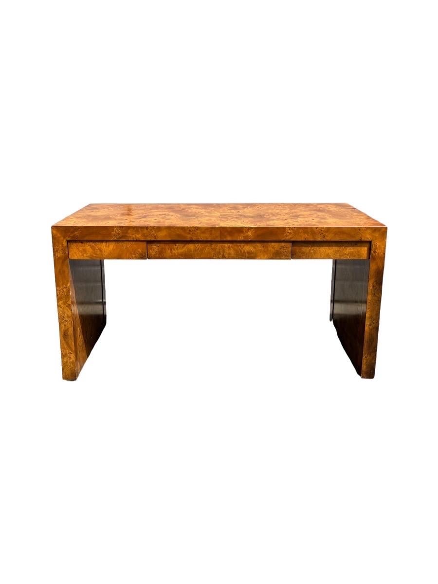 Vintage Mid-Century Modern Schreibtisch Tisch von Hekman Furniture Parson Design. 3 Schublade beendet zurück 

Abmessungen. 58 B ; 30 H ; 24 T Gesamt
 Kniefreiheit. 23 7/8.