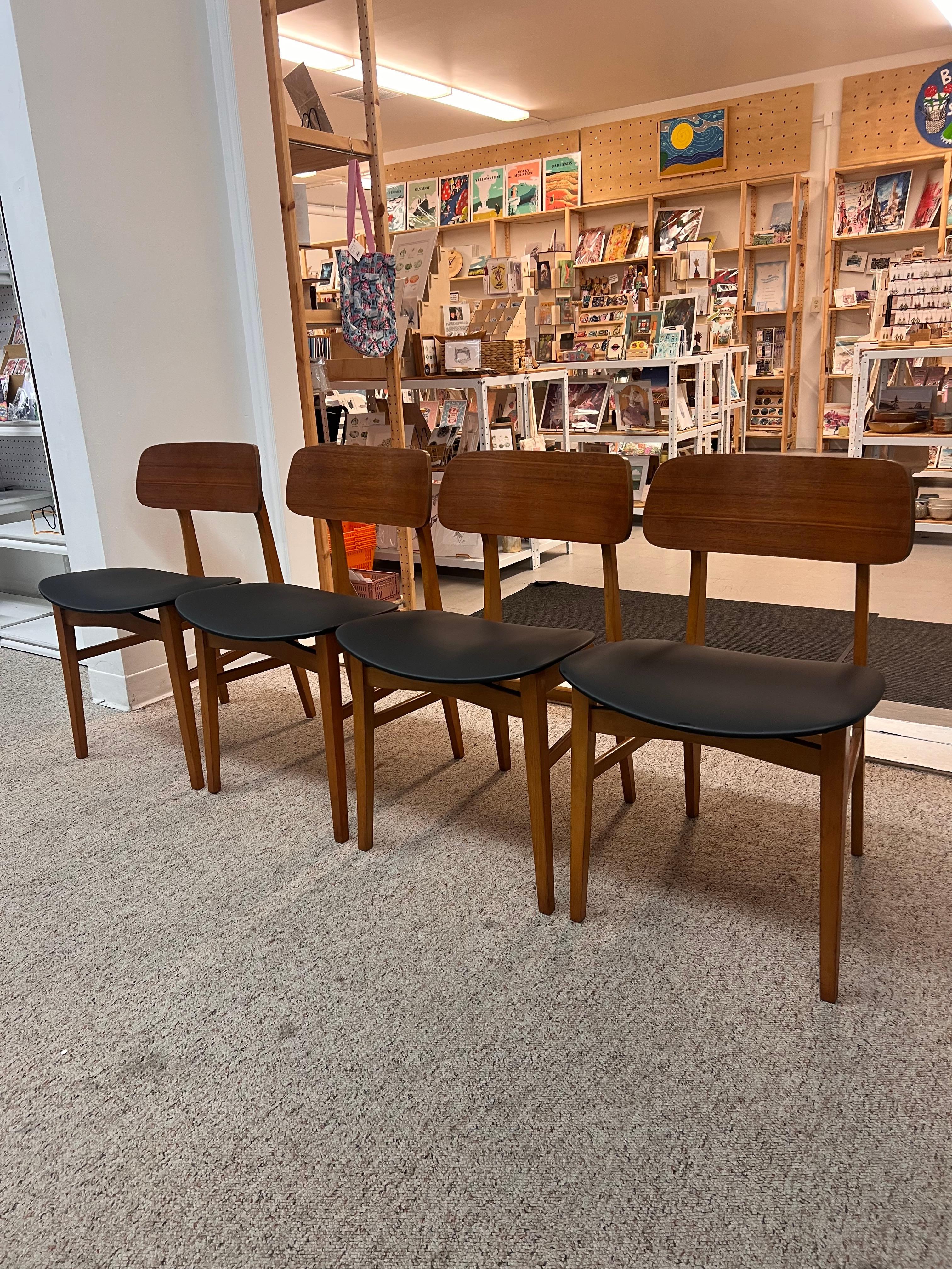  Diese aus Großbritannien importierten Vintage-Stühle aus der Mitte des Jahrhunderts sind ein Beispiel für die zeitlose Eleganz und Funktionalität, die für diese Epoche charakteristisch sind. Sie sind aus warmem Hartholz gefertigt und haben eine