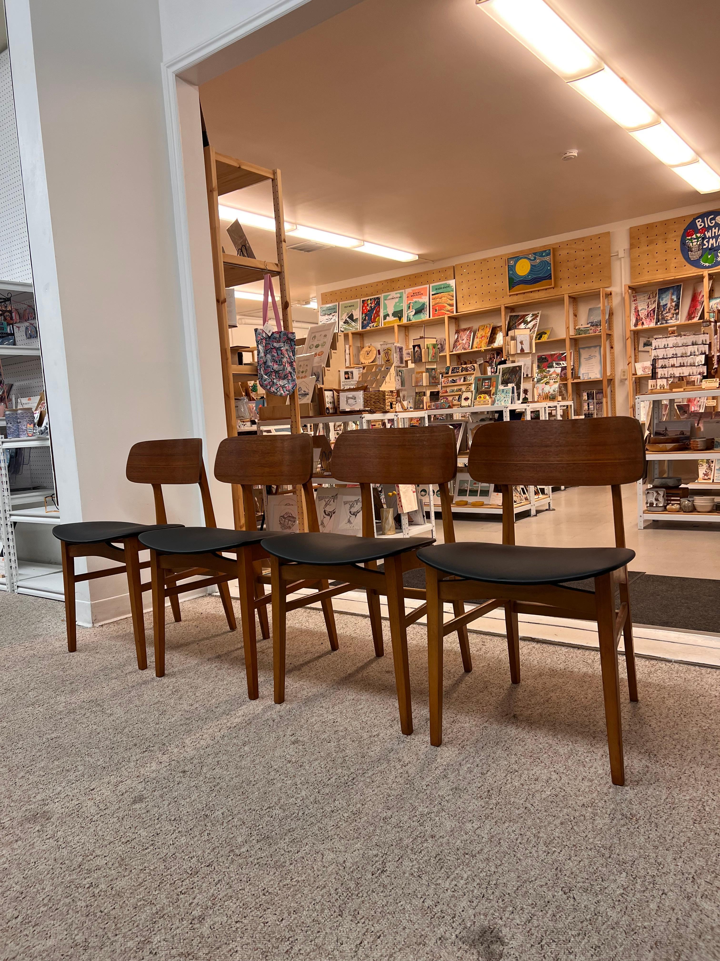 Vintage-Esszimmerstuhl, Mid-Century Modern, 4er-Set, UK Import, neu gepolstert, neu lackiert (Moderne der Mitte des Jahrhunderts) im Angebot