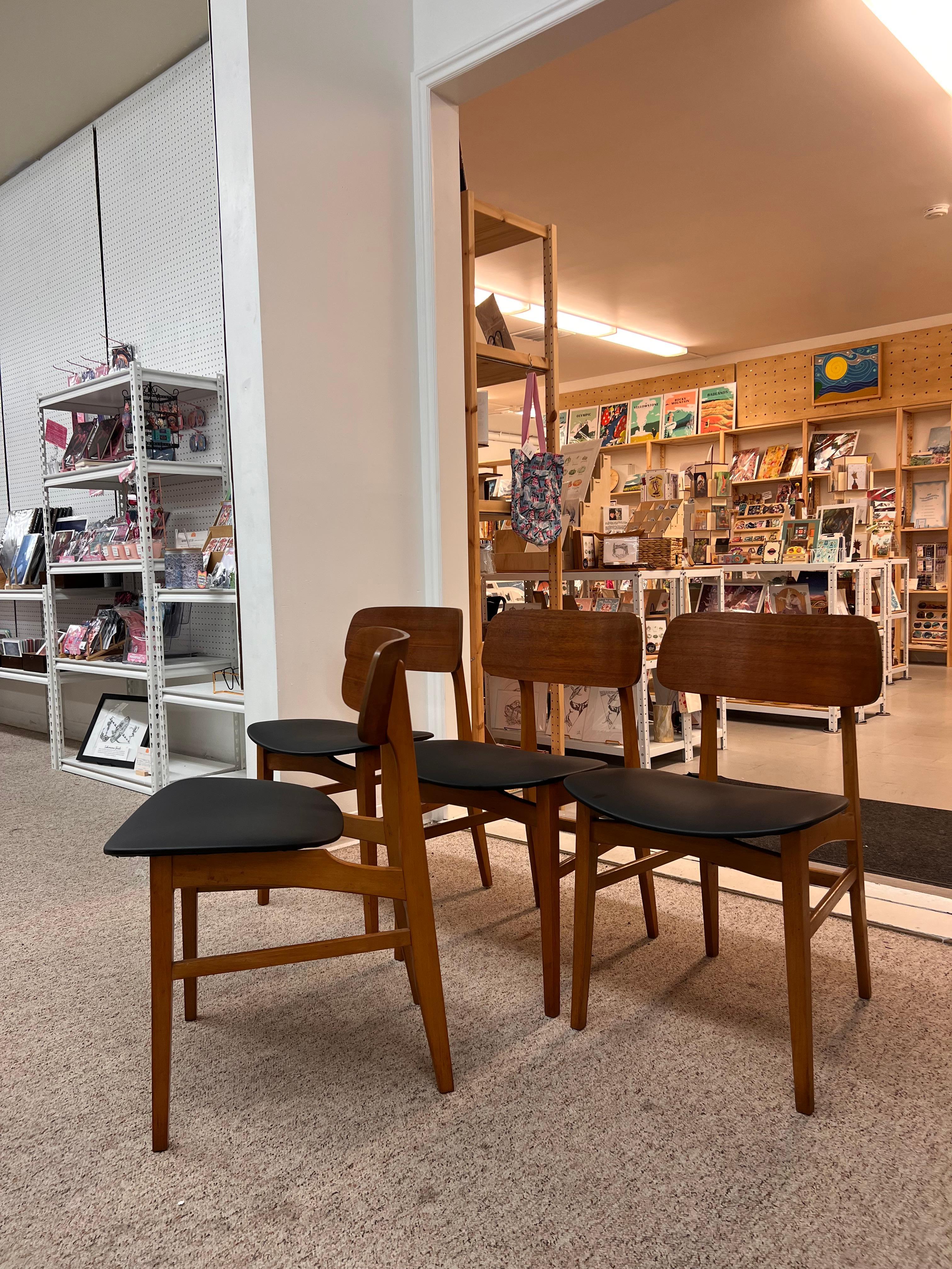 Vintage-Esszimmerstuhl, Mid-Century Modern, 4er-Set, UK Import, neu gepolstert, neu lackiert im Zustand „Gut“ im Angebot in Seattle, WA