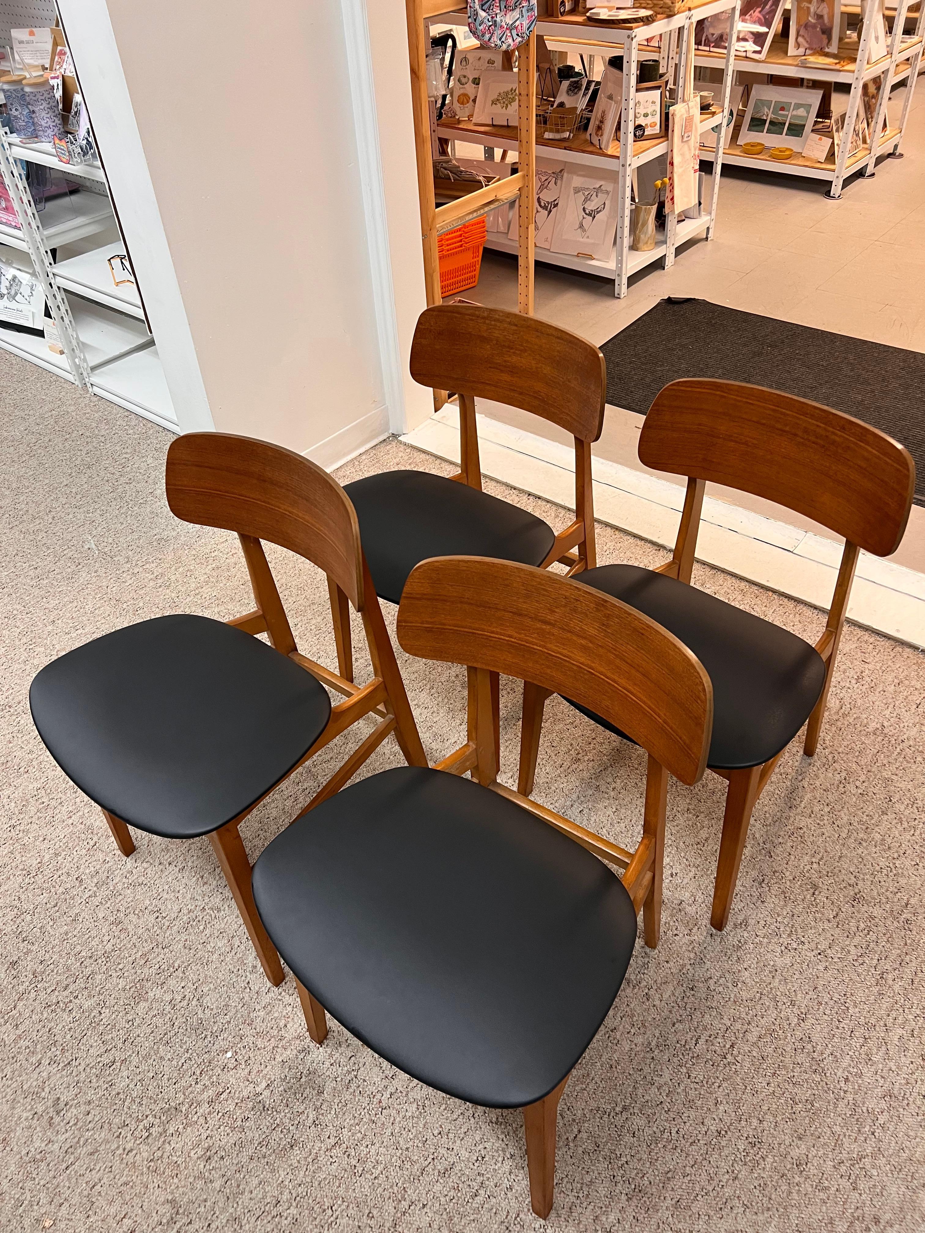 Vintage-Esszimmerstuhl, Mid-Century Modern, 4er-Set, UK Import, neu gepolstert, neu lackiert (Ende des 20. Jahrhunderts) im Angebot
