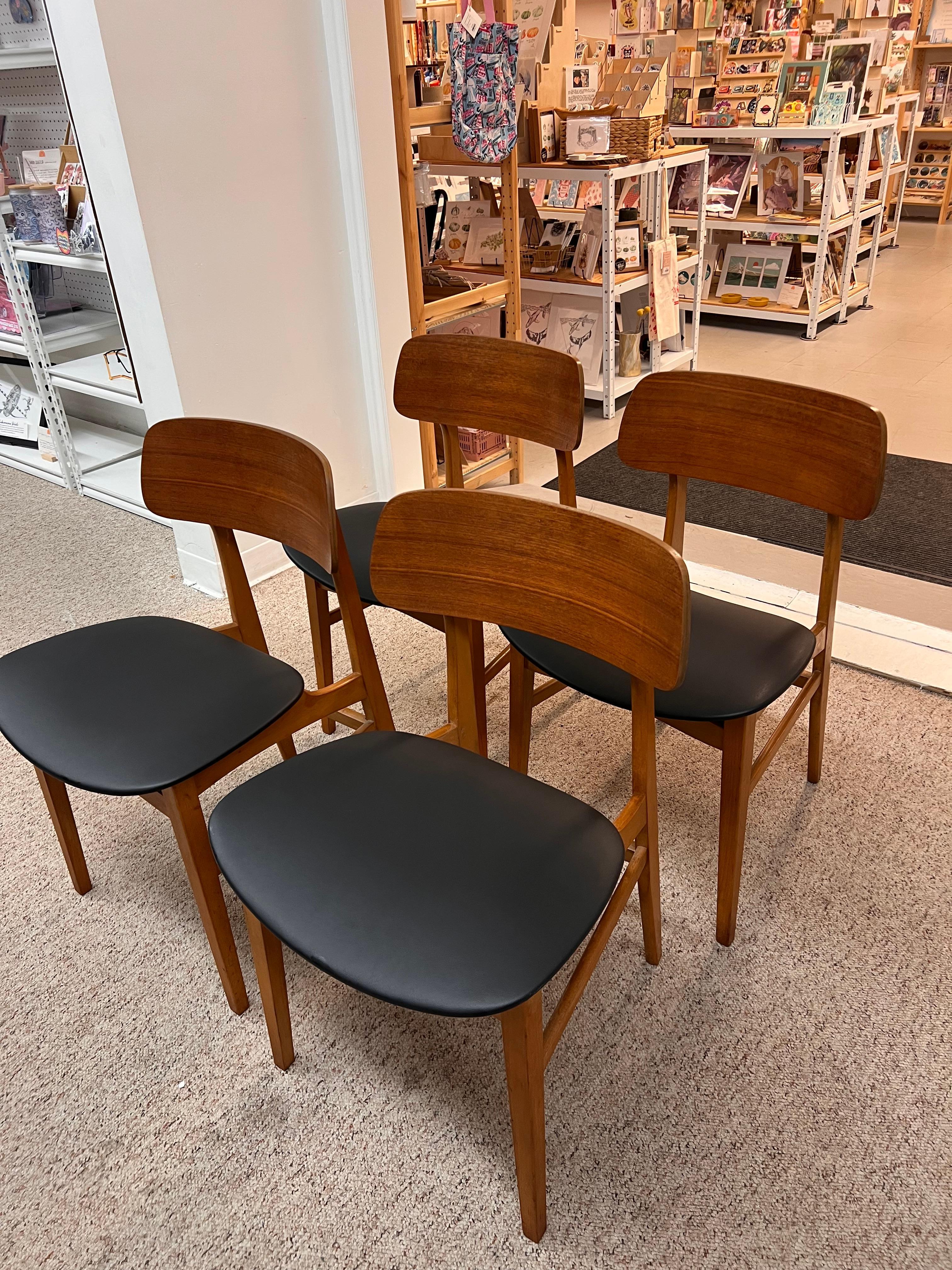 Vintage-Esszimmerstuhl, Mid-Century Modern, 4er-Set, UK Import, neu gepolstert, neu lackiert (Holz) im Angebot