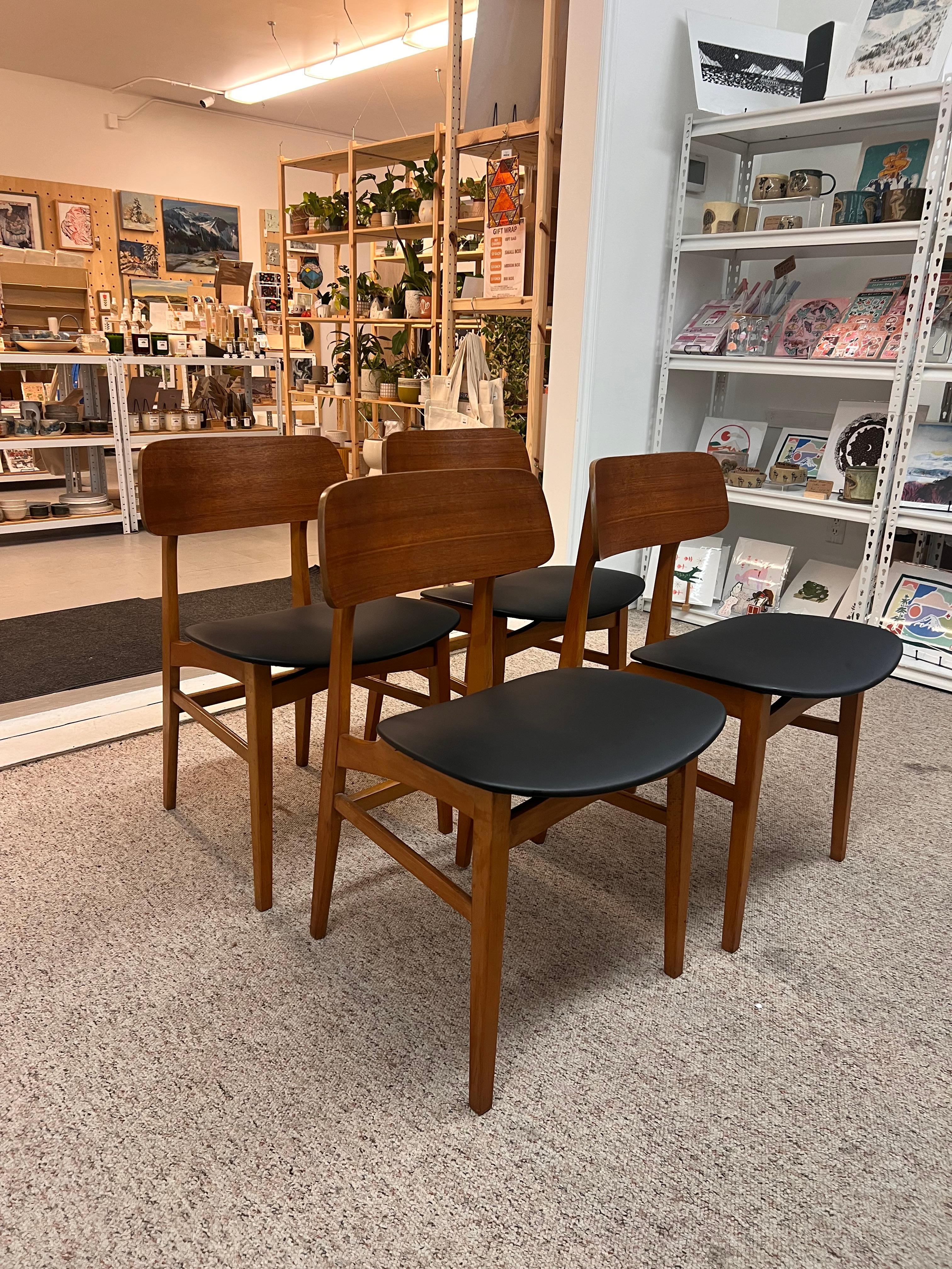 Vintage-Esszimmerstuhl, Mid-Century Modern, 4er-Set, UK Import, neu gepolstert, neu lackiert im Angebot 1