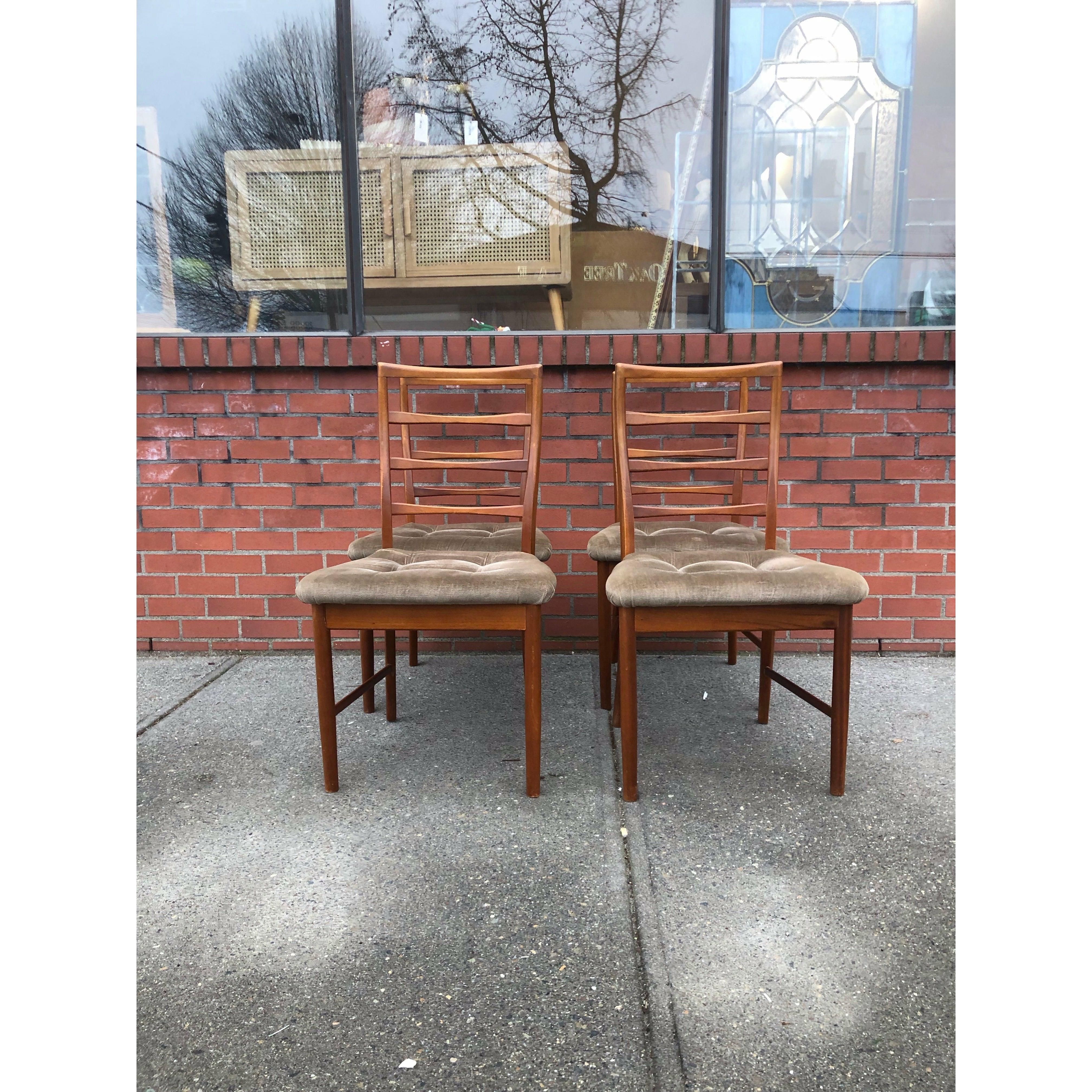 Sedie vintage del Mid Century Modern.
Dimensioni. 22